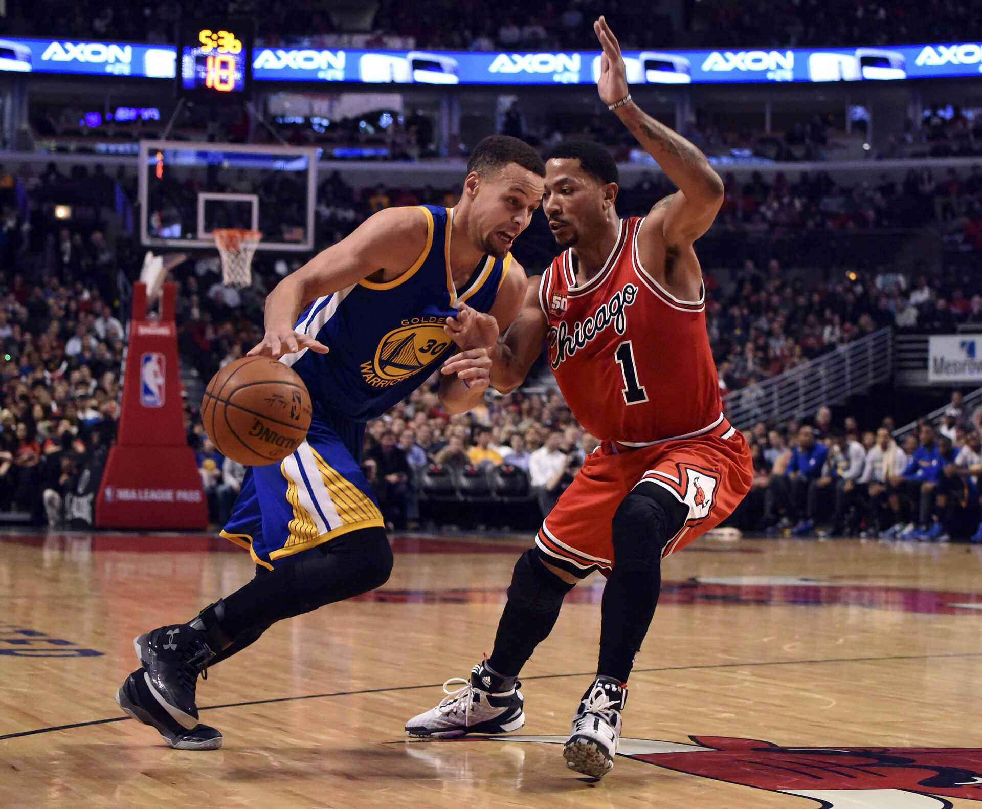 Golden State Warriors guard Stephen Curry (30) drives on Chicago Bulls guard Derrick Rose (1) during the second half at the United Center. The Golden State Warriors won 125-94.