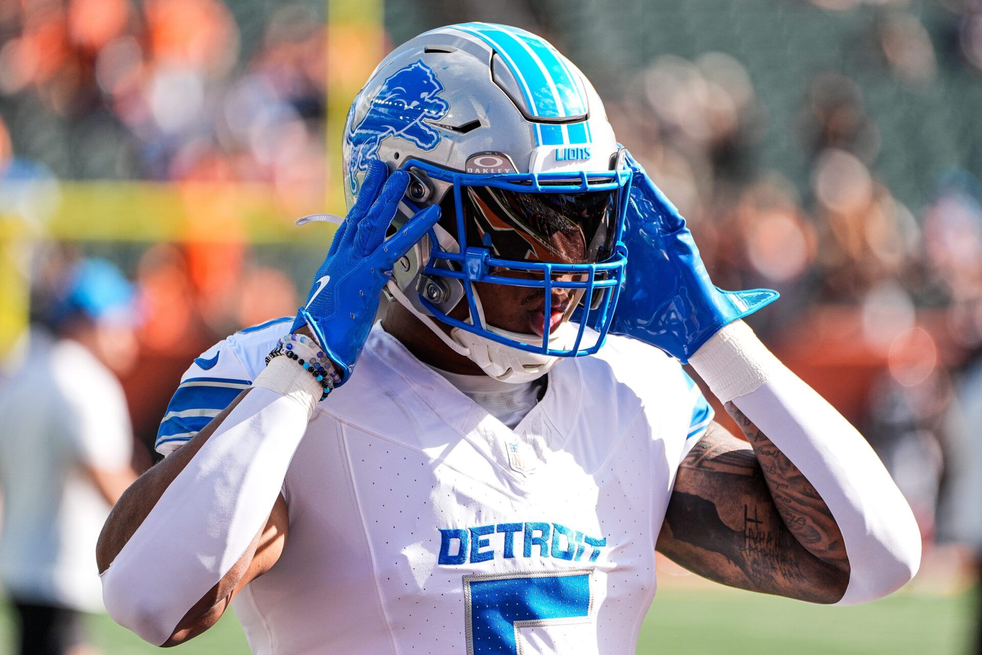 Detroit Lions running back David Montgomery (5) warms up ahead of Cincinnati Bengals game at Paycor Stadium in Cincinnati on Sunday, Oct. 5, 2025.