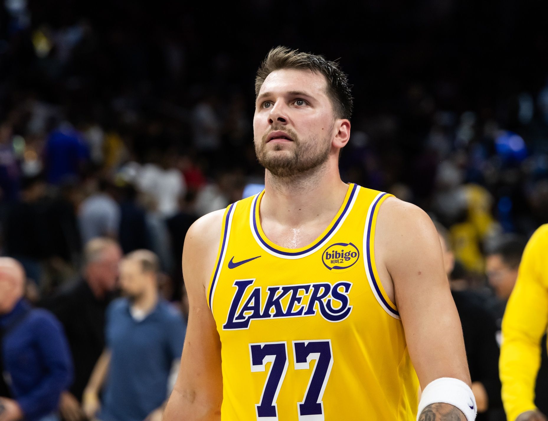 Los Angeles Lakers guard Luka Doncic (77) against the Phoenix Suns at Mortgage Matchup Center.