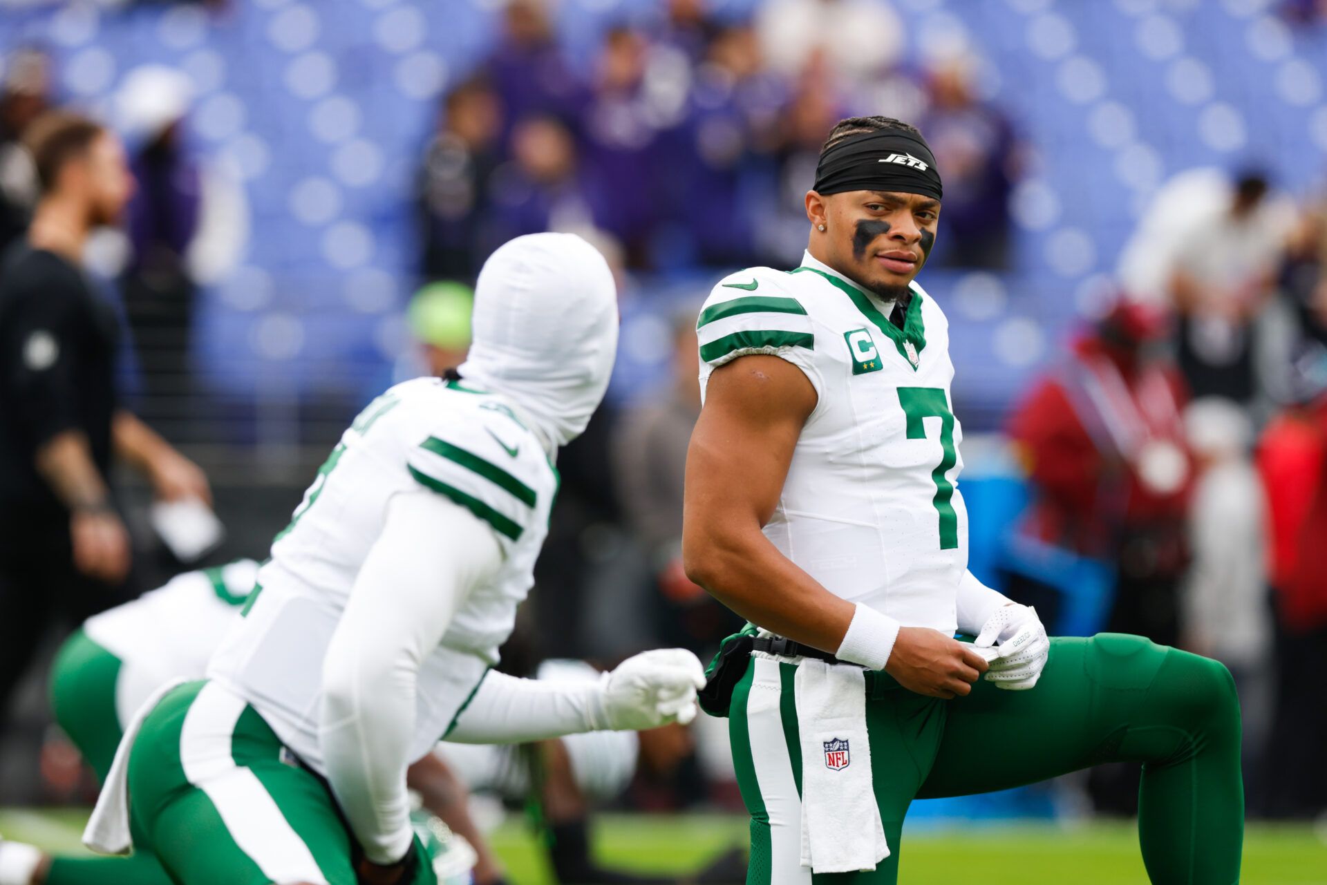 New York Jets quarterback Justin Fields (7) looks on before the game against the Baltimore Ravens at M&T Bank Stadium.