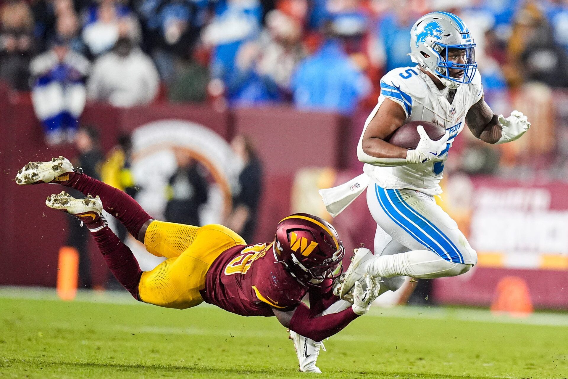 Detroit Lions running back David Montgomery runs against Washington Commanders safety Jeremy Reaves (39) during the second half at Northwest Stadium in Landover, Md. on Sunday, Nov. 9, 2025.