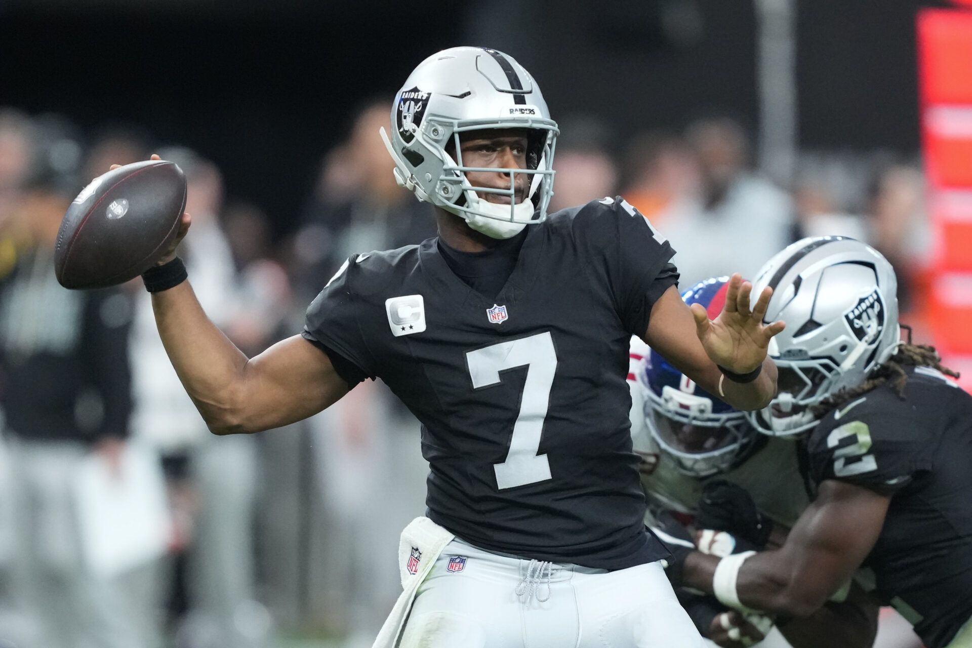 Las Vegas Raiders quarterback Geno Smith (7) throws in the third quarter against the New York Giants at Allegiant Stadium.