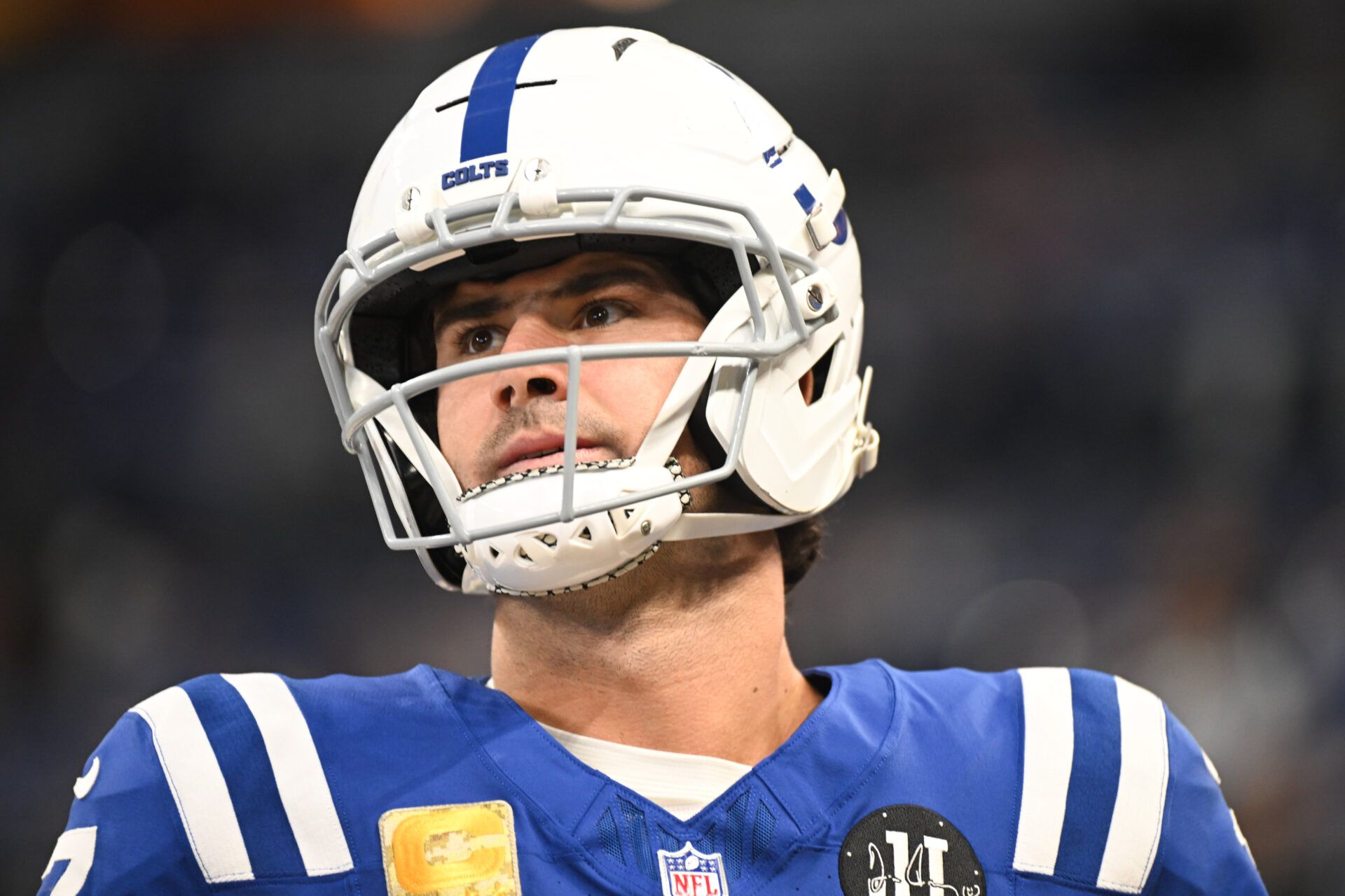 Indianapolis Colts quarterback Daniel Jones (17) warms up before the game against the Tennessee Titans at Lucas Oil Stadium.
