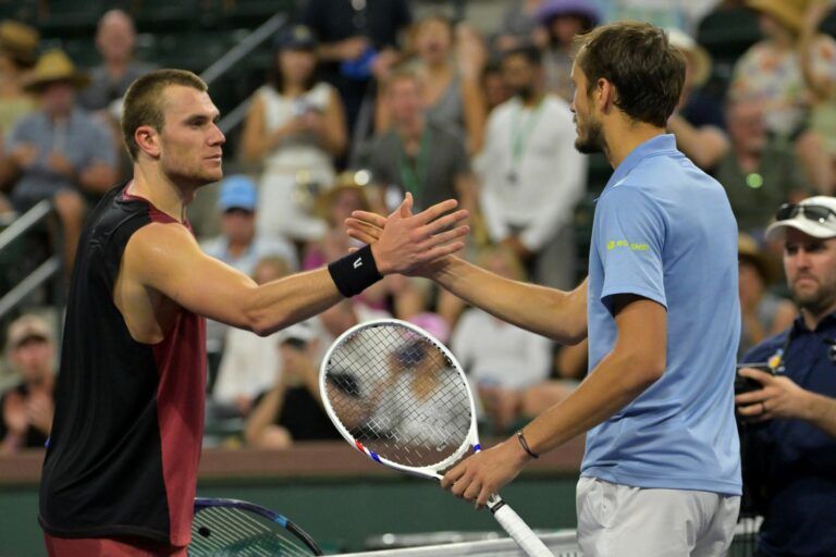 Jack Drape (GBR) shakes hands with Daniil Medvedev (RUS) after their quarterfinal match in the BNP Paribas Open at the Indian Wells Tennis Garden.