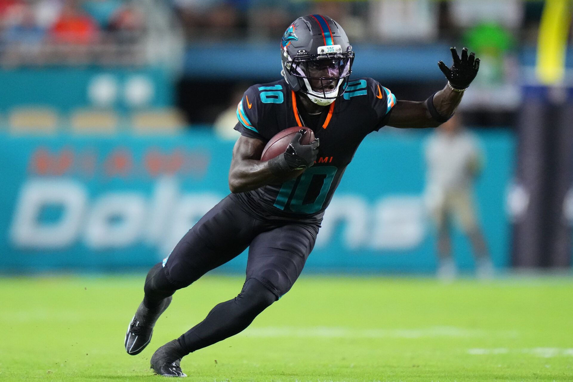 Miami Dolphins wide receiver Tyreek Hill (10) makes a catch against the New York Jets during the first half at Hard Rock Stadium.