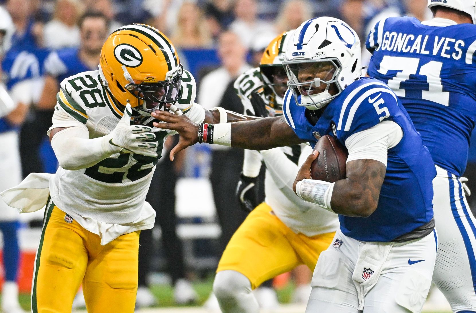 Indianapolis Colts quarterback Anthony Richardson Sr. (5) runs the ball against Green Bay Packers linebacker Isaiah Simmons (28) during the first half at Lucas Oil Stadium.