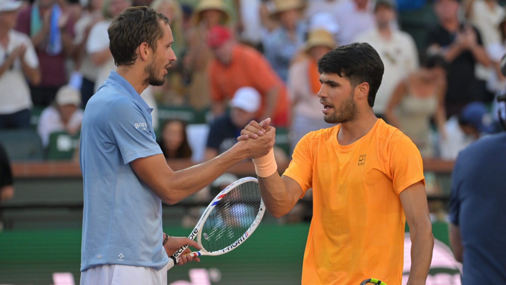 Daniil Medvedev (RUS) shakes hands with Carlos Alcaraz (ESP) winning the semifinal match of the BNP Paribas Open at the Indian Wells Tennis Garden.