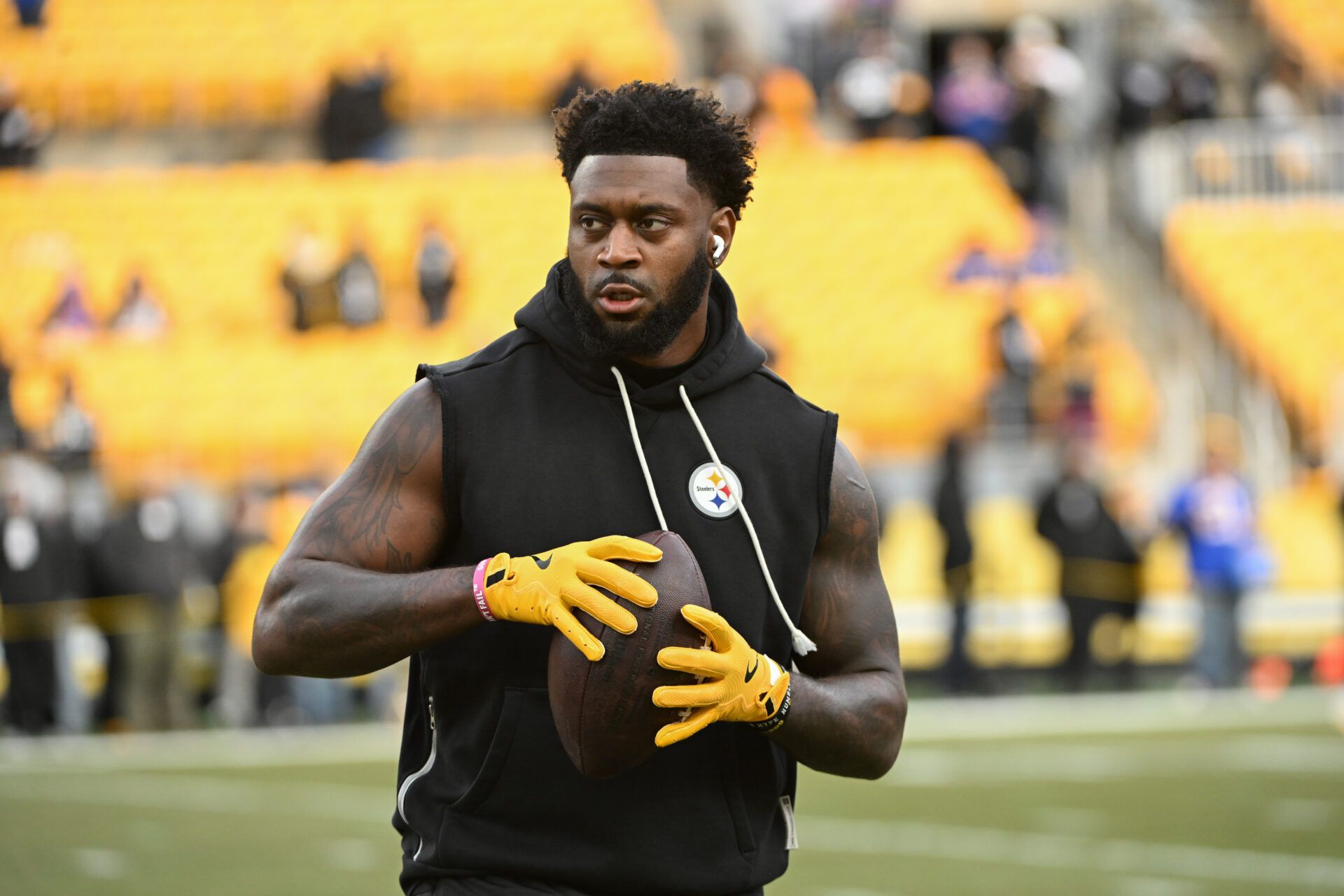 Pittsburgh Steelers linebacker Patrick Queen warms up for a game against the Buffalo Bills at Acrisure Stadium.
