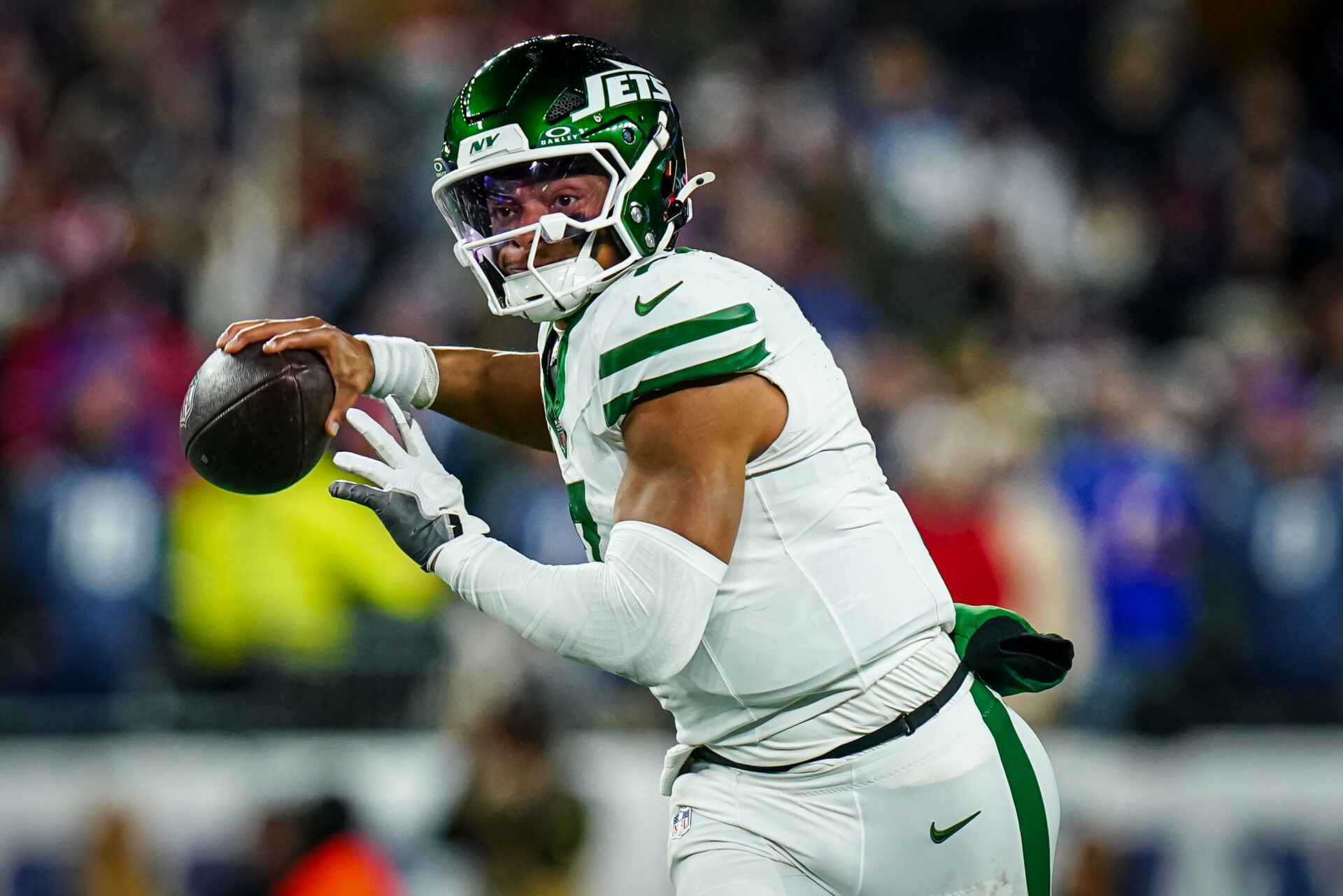 New York Jets quarterback Justin Fields (7) looks to pass the ball against the New England Patriots in the third quarter at Gillette Stadium.