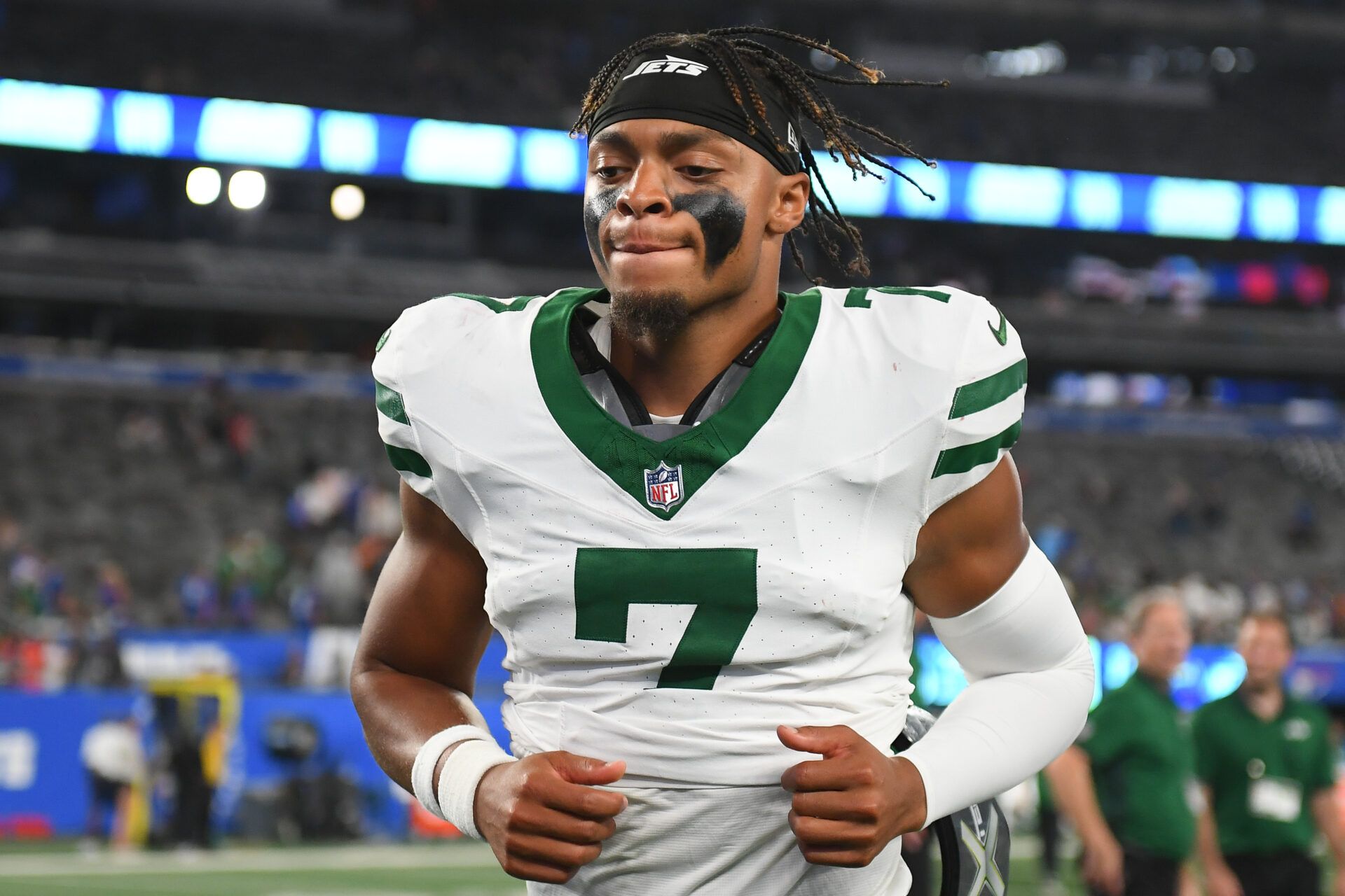 New York Jets quarterback Justin Fields (7) jogs off the field following a game against the New York Giants at MetLife Stadium.