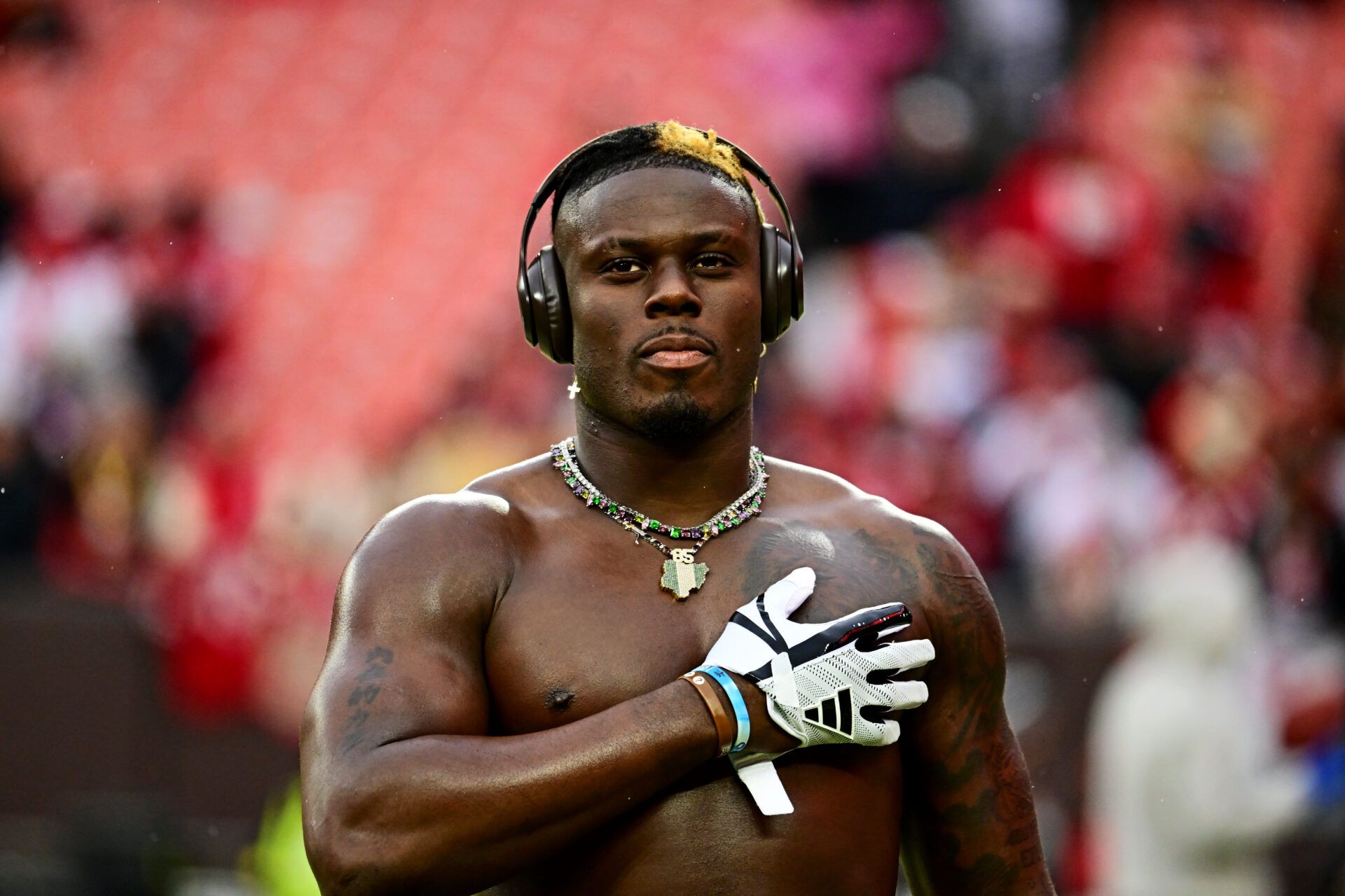 Cleveland Browns tight end David Njoku (85) warms up before the game against the San Francisco 49ers at Huntington Bank Field.