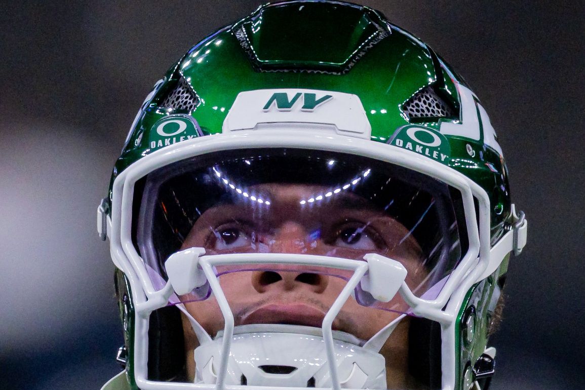 New York Jets quarterback Justin Fields (7) during warm ups before the game against the New Orleans Saints at Caesars Superdome.