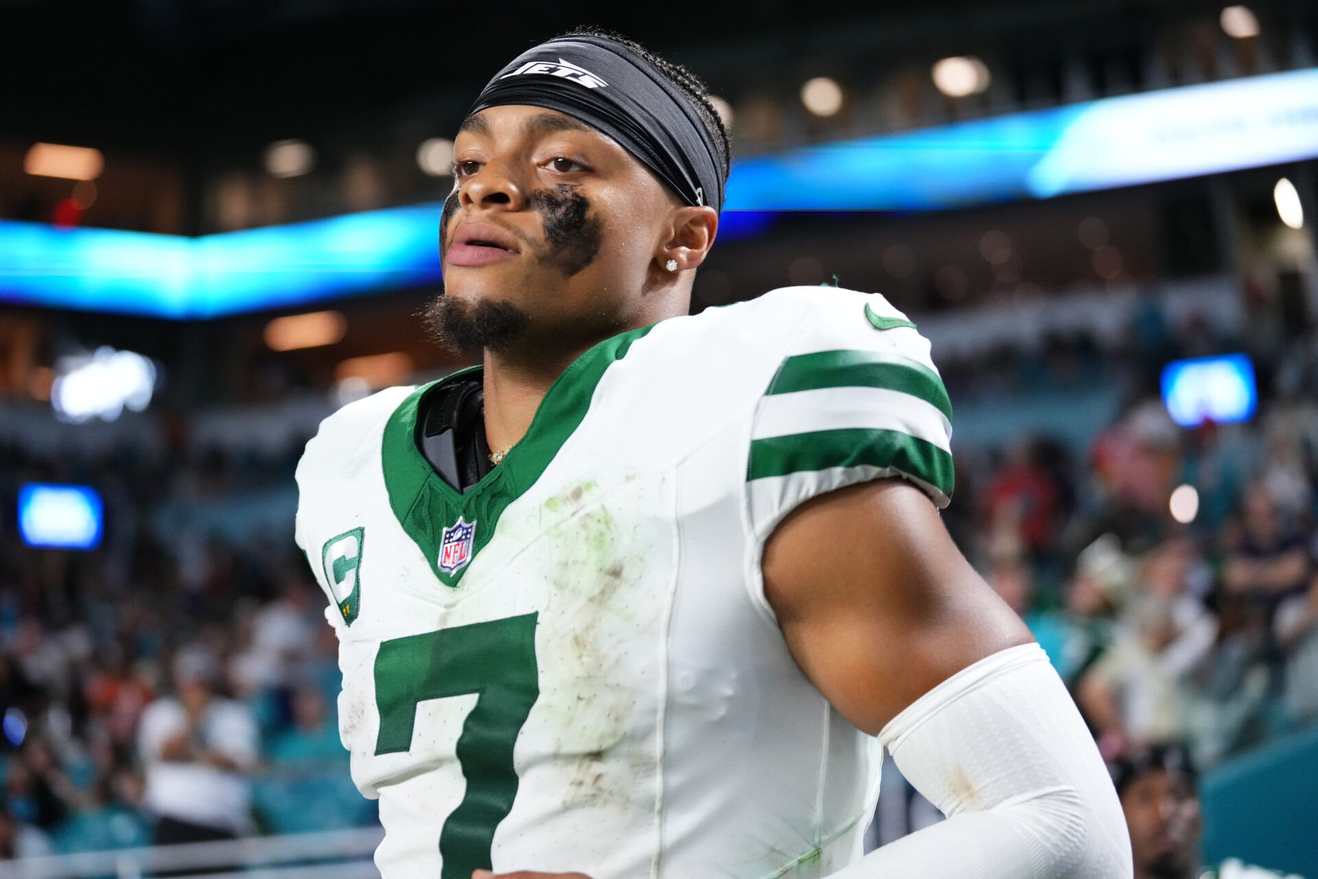New York Jets quarterback Justin Fields (7) takes the field to start the second half at Hard Rock Stadium.