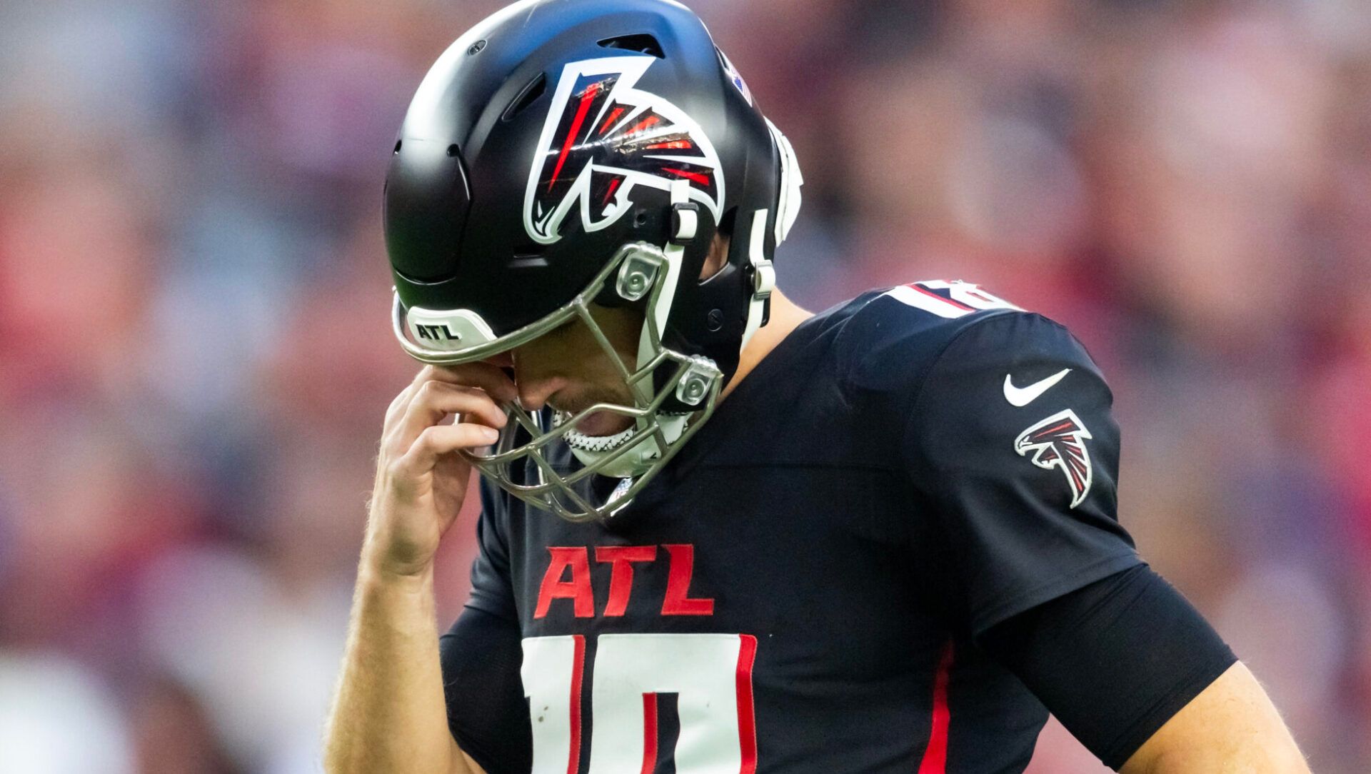 Atlanta Falcons quarterback Kirk Cousins (18) reacts against the Arizona Cardinals at State Farm Stadium.