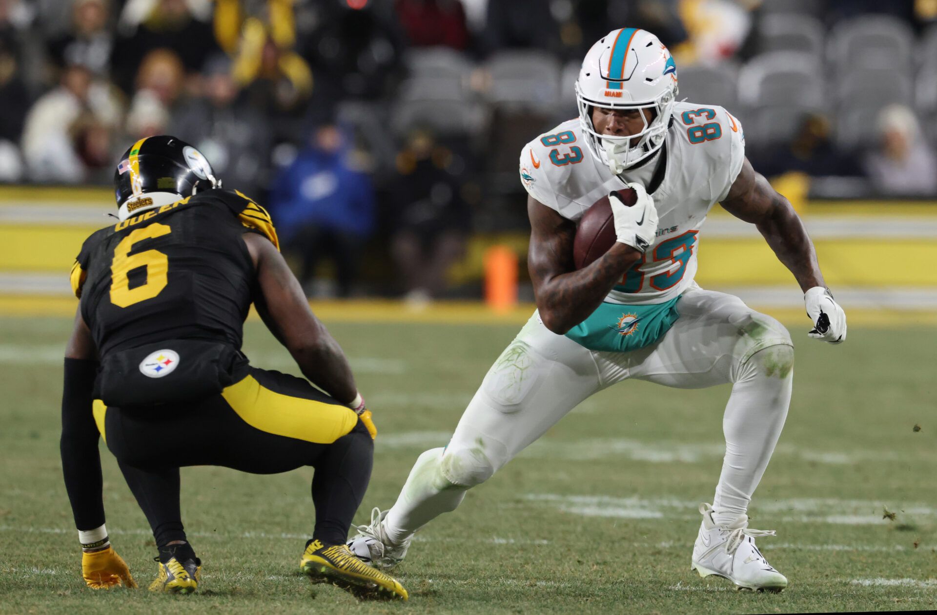 Miami Dolphins tight end Darren Waller (83) moves with the ball in the fourth quarter against the Pittsburgh Steelers at Acrisure Stadium.