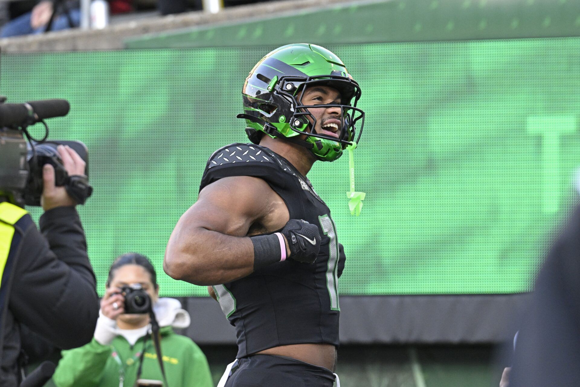 Oregon Ducks tight end Kenyon Sadiq (18) celebrates scoring a touch down during the first half against the Southern California Trojans at Autzen Stadium.