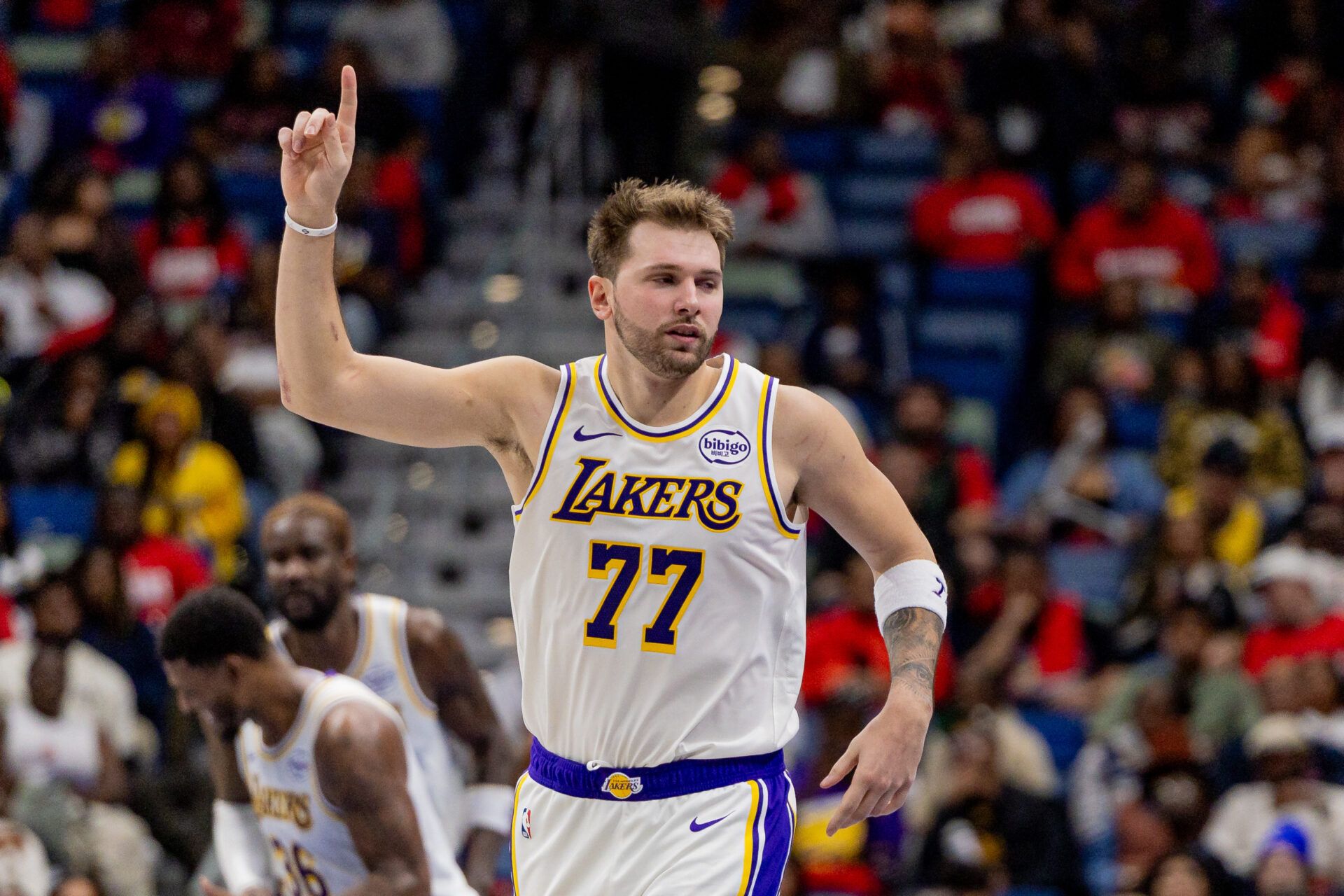 Los Angeles Lakers forward/guard Luka Dončić (77) against the New Orleans Pelicans during the second half at Smoothie King Center.