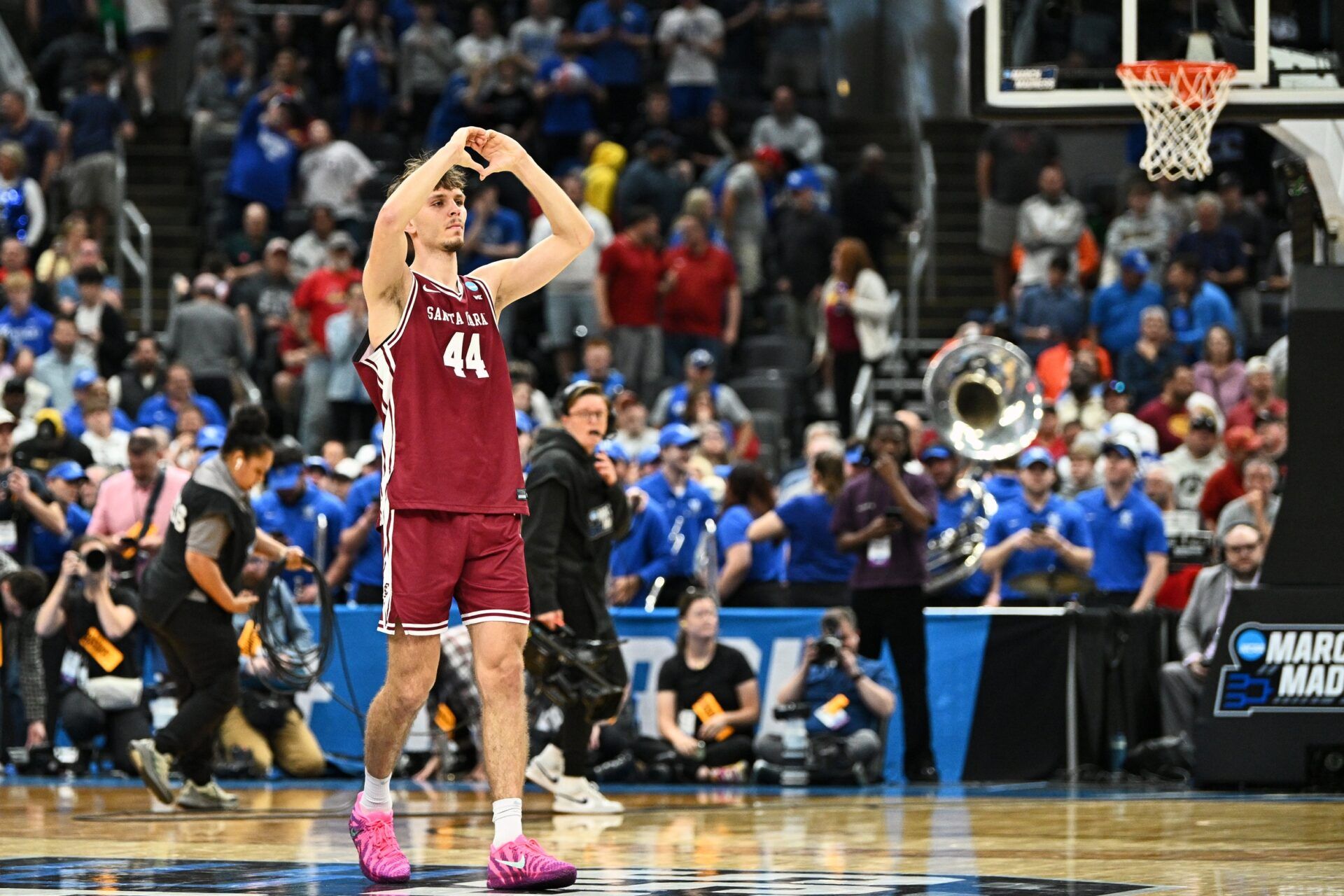 Santa Clara Broncos guard Jake Ensminger (44) acknowledges the crowd against the Kentucky Wildcats after a first round game of the men's 2026 NCAA Tournament against the Kentucky Wildcats at Enterprise Center.