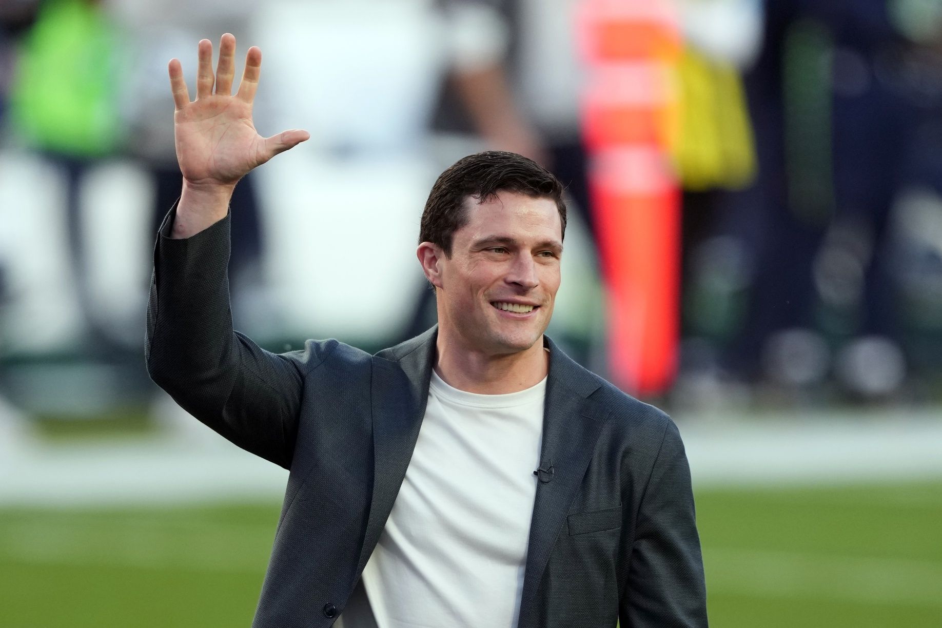 Kuechly Called a ‘Liability’ as NFL Legends Struggle in Flag Football Debut
