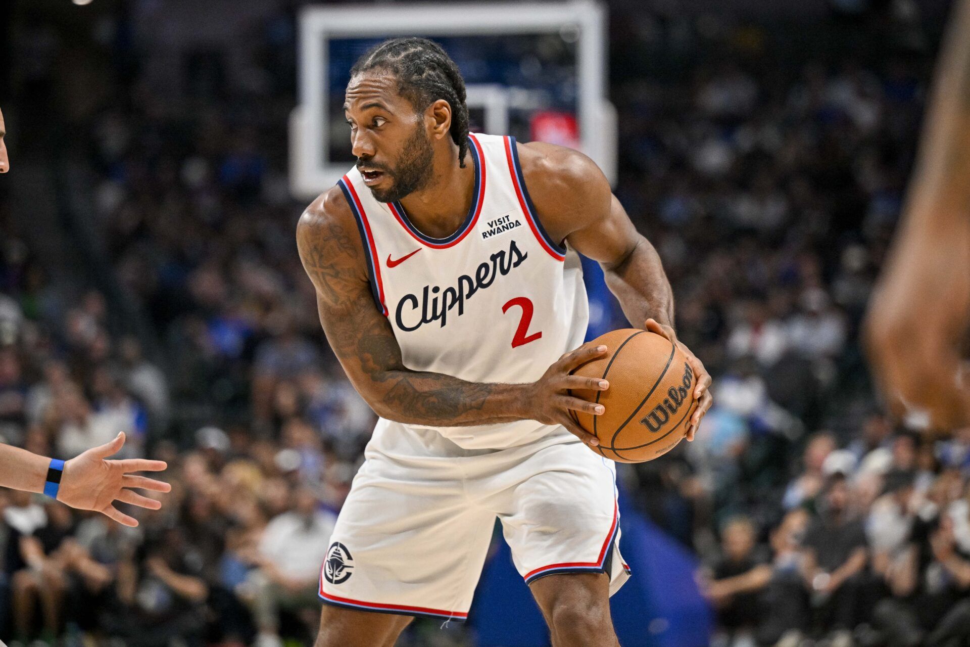 LA Clippers forward Kawhi Leonard (2) controls the ball during the second quarter against the Dallas Mavericks at the American Airlines Center.