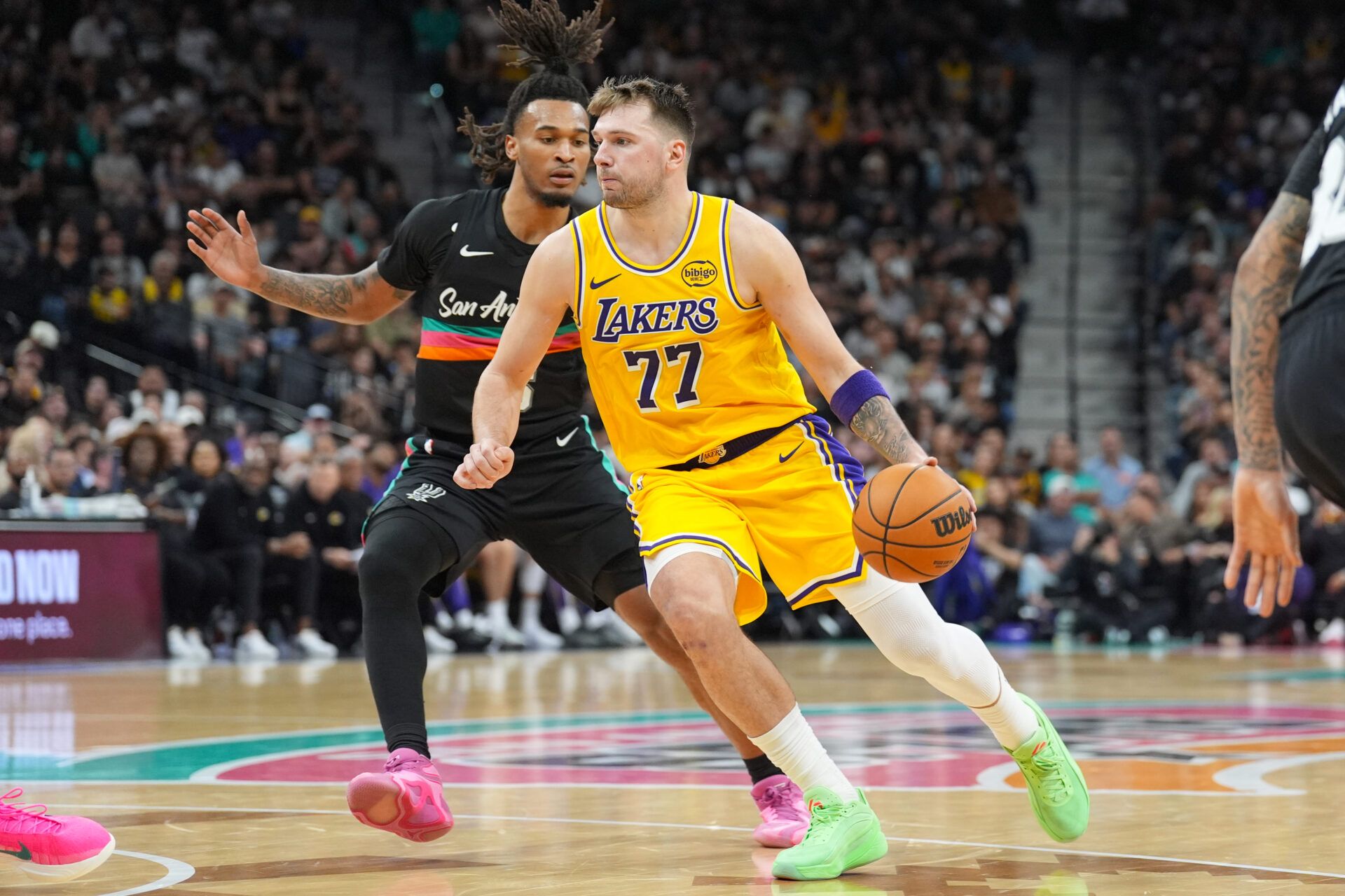 Los Angeles Lakers forward/guard Luka Dončić (77) dribbles past San Antonio Spurs guard Stephon Castle (5) in the second half at Frost Bank Center.