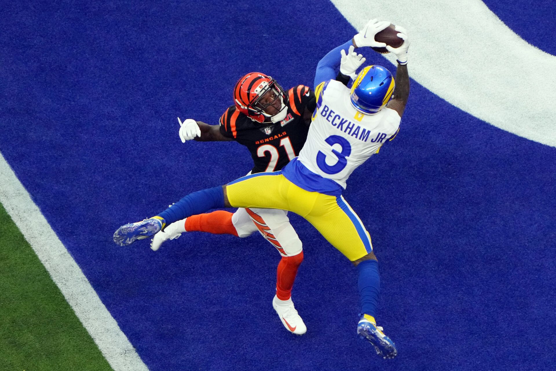 Los Angeles Rams wide receiver Odell Beckham Jr. (3) makes a catch for a touchdown against Cincinnati Bengals wide receiver Ja'Marr Chase (1) in the first quarter in Super Bowl LVI at SoFi Stadium.