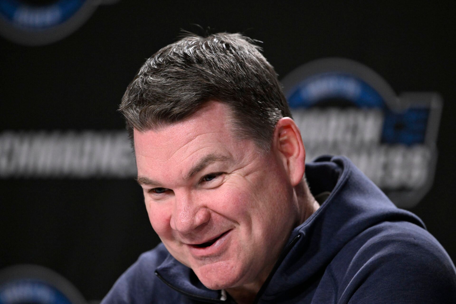 Tommy Lloyd Sidesteps North Carolina Coaching Rumors, Emphasizes Arizona’s Title Aspirations