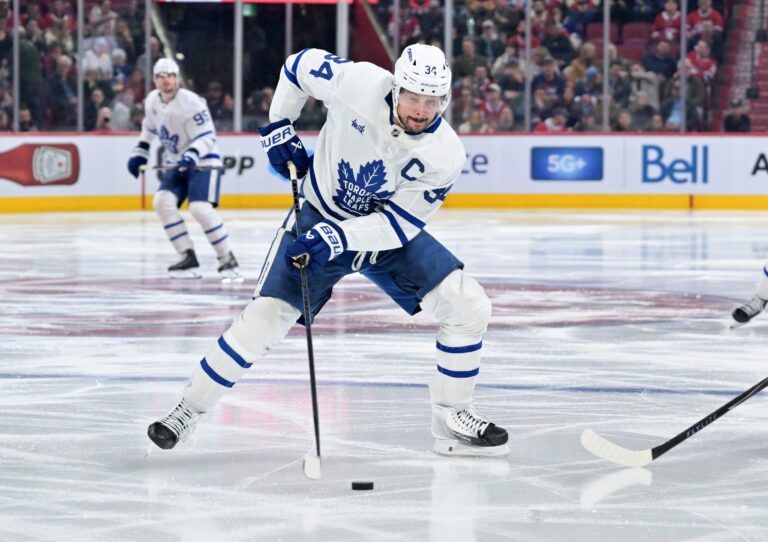 Toronto Maple Leafs forward Auston Matthews (34) plays the puck during the third period against the Montreal Canadiens at the Bell Centre.