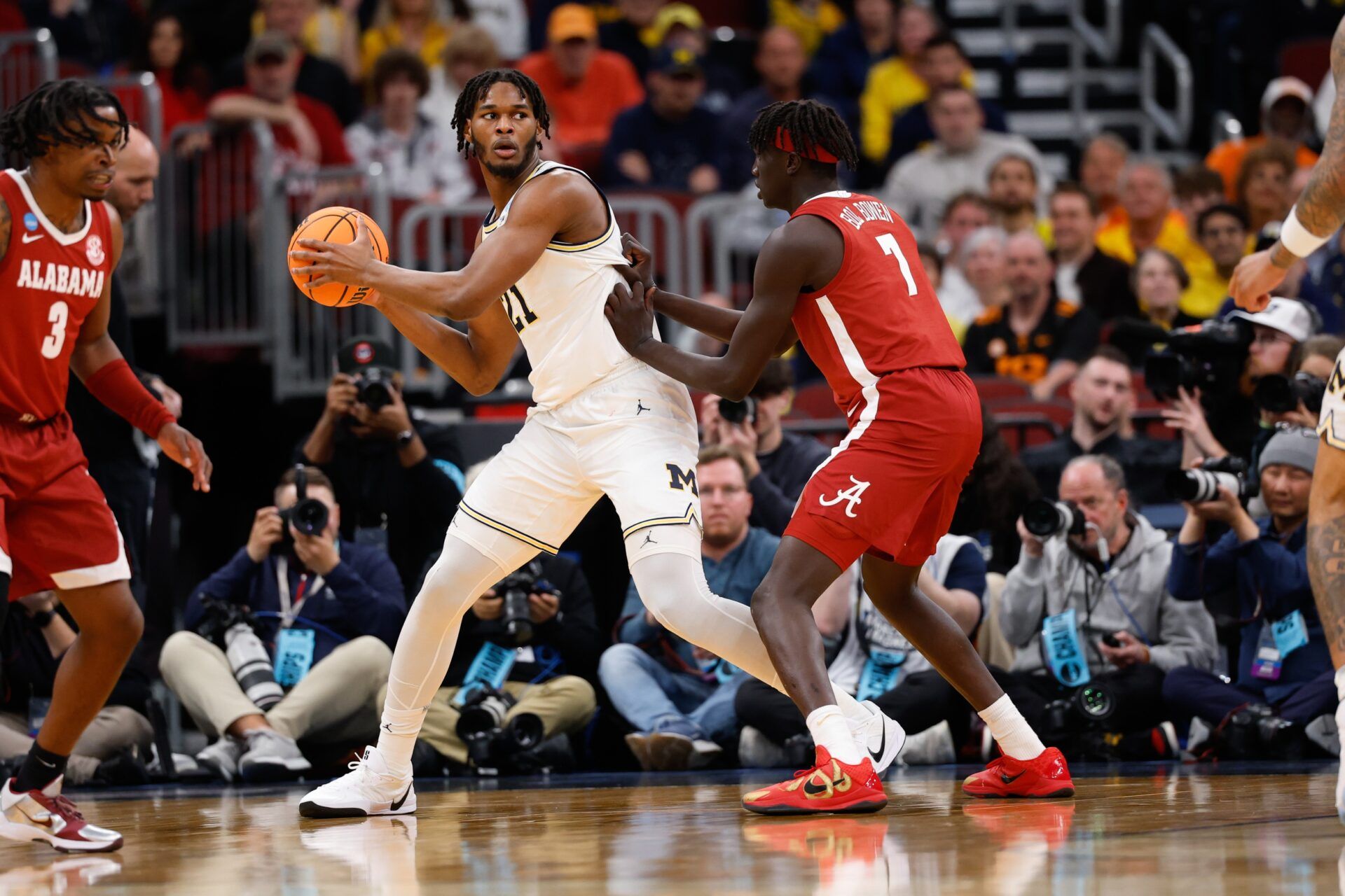 Michigan Wolverines forward Morez Johnson Jr. (21) looks to pass while defended by Alabama Crimson Tide forward Taylor Bol Bowen (7) in the first half during a Sweet Sixteen game of the Midwest Regional of the men's 2026 NCAA Tournament at United Center.