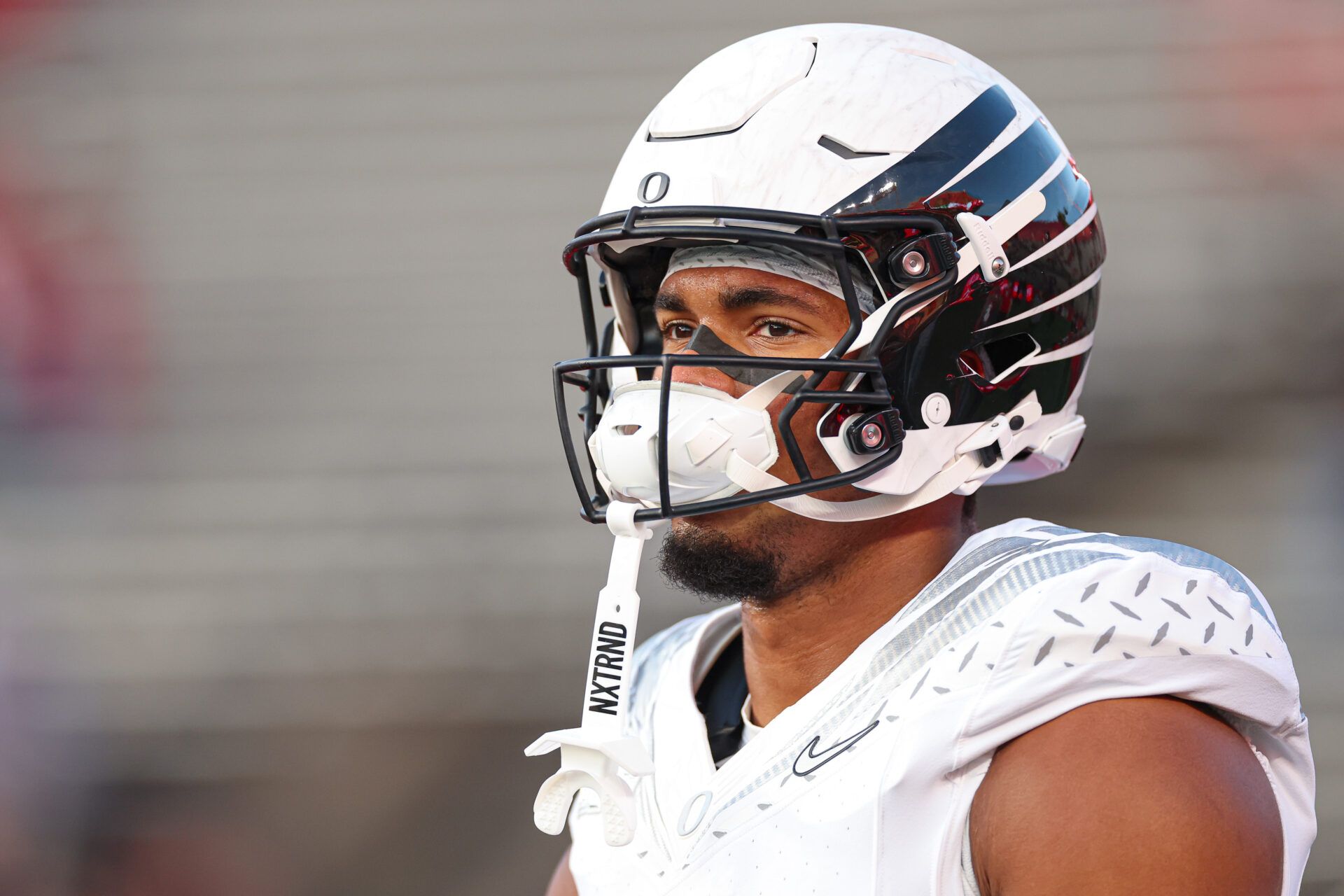 Oregon Ducks tight end Kenyon Sadiq (18) warms up before the game against the Rutgers Scarlet Knights at SHI Stadium.
