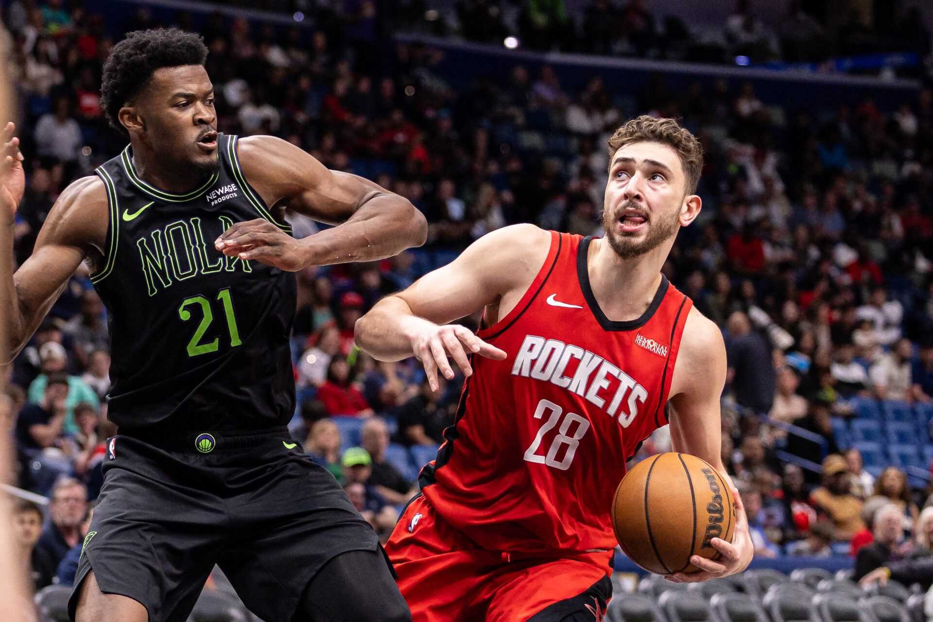 Houston Rockets center Alperen Sengun (28) dribbles against New Orleans Pelicans center Yves Missi (21) during the second half at Smoothie King Center.