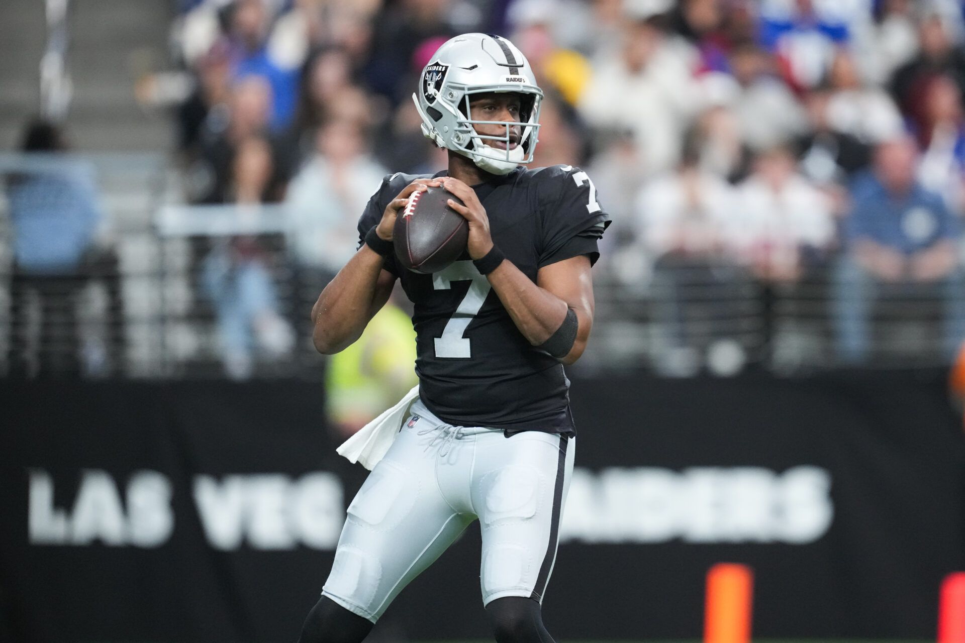 Las Vegas Raiders quarterback Geno Smith (7) looks to throw in the first quarter against the New York Giants at Allegiant Stadium.