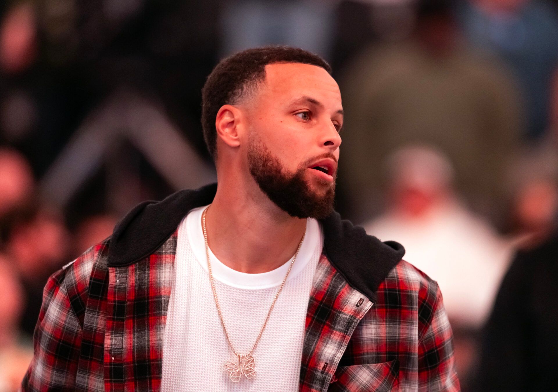 Golden State Warriors injured guard Stephen Curry against the Phoenix Suns at Mortgage Matchup Center.