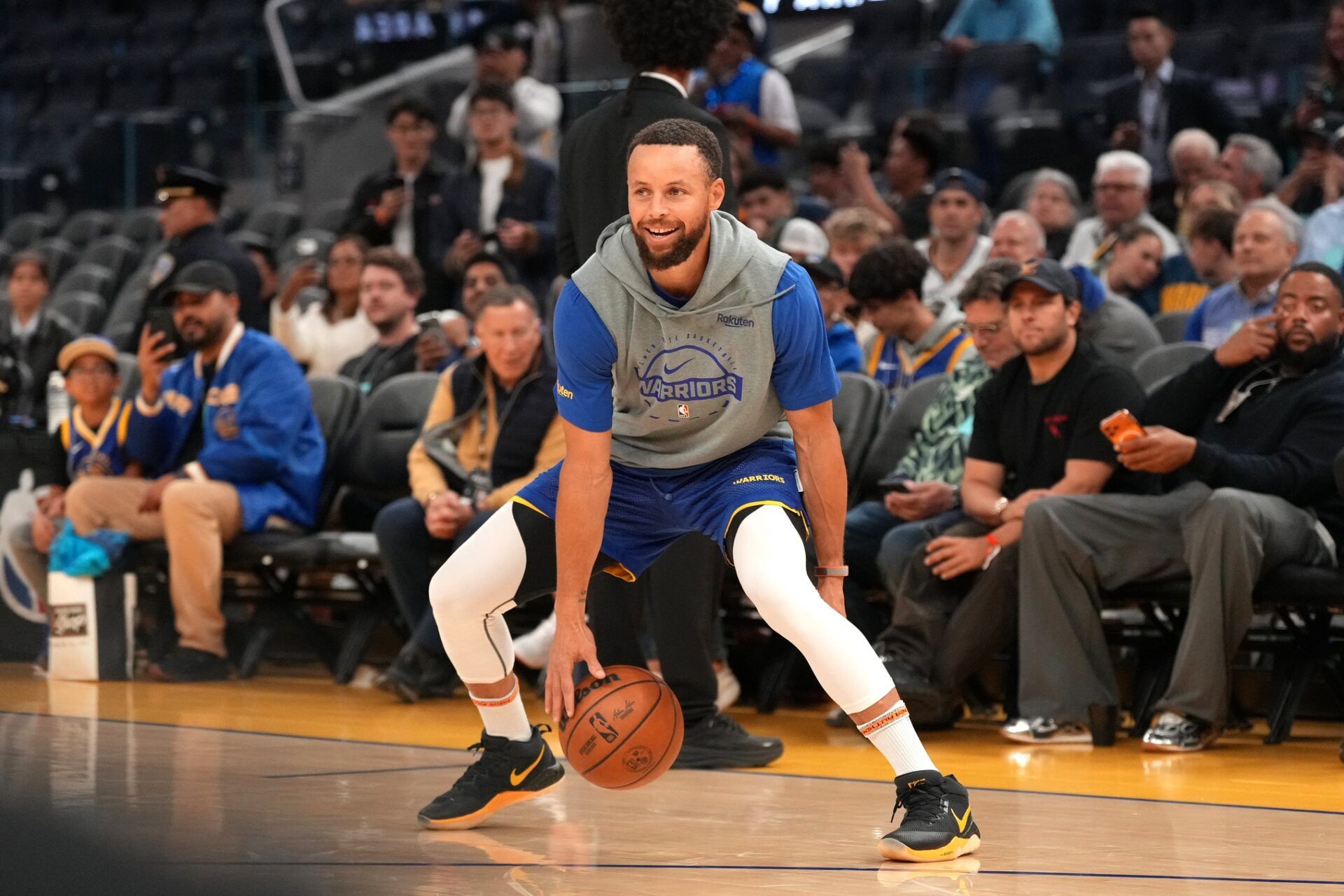 Golden State Warriors guard Stephen Curry (30) dribbles the ball before the start of the game against the San Antonio Spurs at the Chase Center.