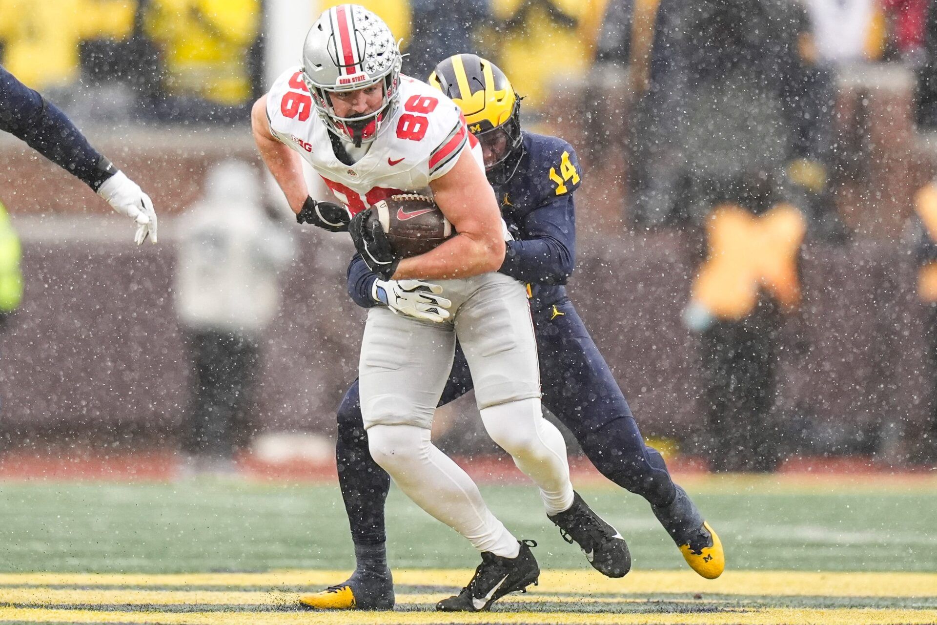 Ohio State tight end Max Klare (86) makes a catch against Michigan defensive back Jordan Young (14) during the second half at Michigan Stadium in Ann Arbor on Saturday, Nov. 29, 2025.