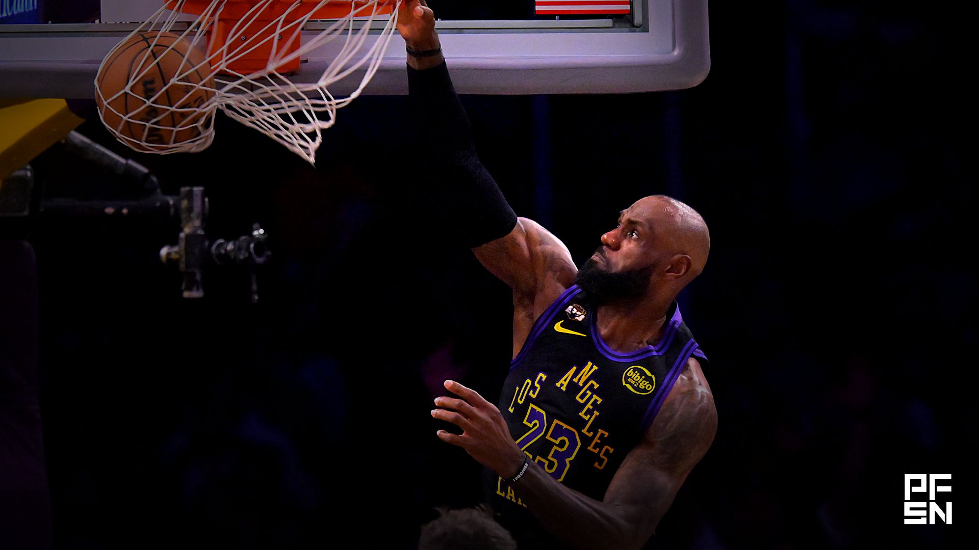 Los Angeles Lakers forward LeBron James (23) dunks in the second half against the Cleveland Cavaliers at Crypto.com Arena.