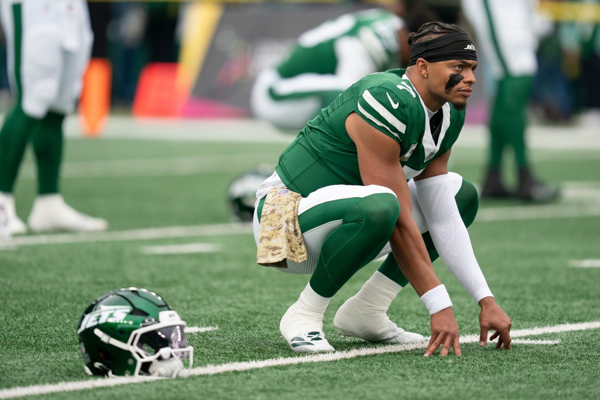 New York Jets quarterback Justin Fields (7) stretches before an NFL Week 10 game between the New York Jets and the Cleveland Browns at MetLife Stadium on Sunday, Nov. 9, 2025.