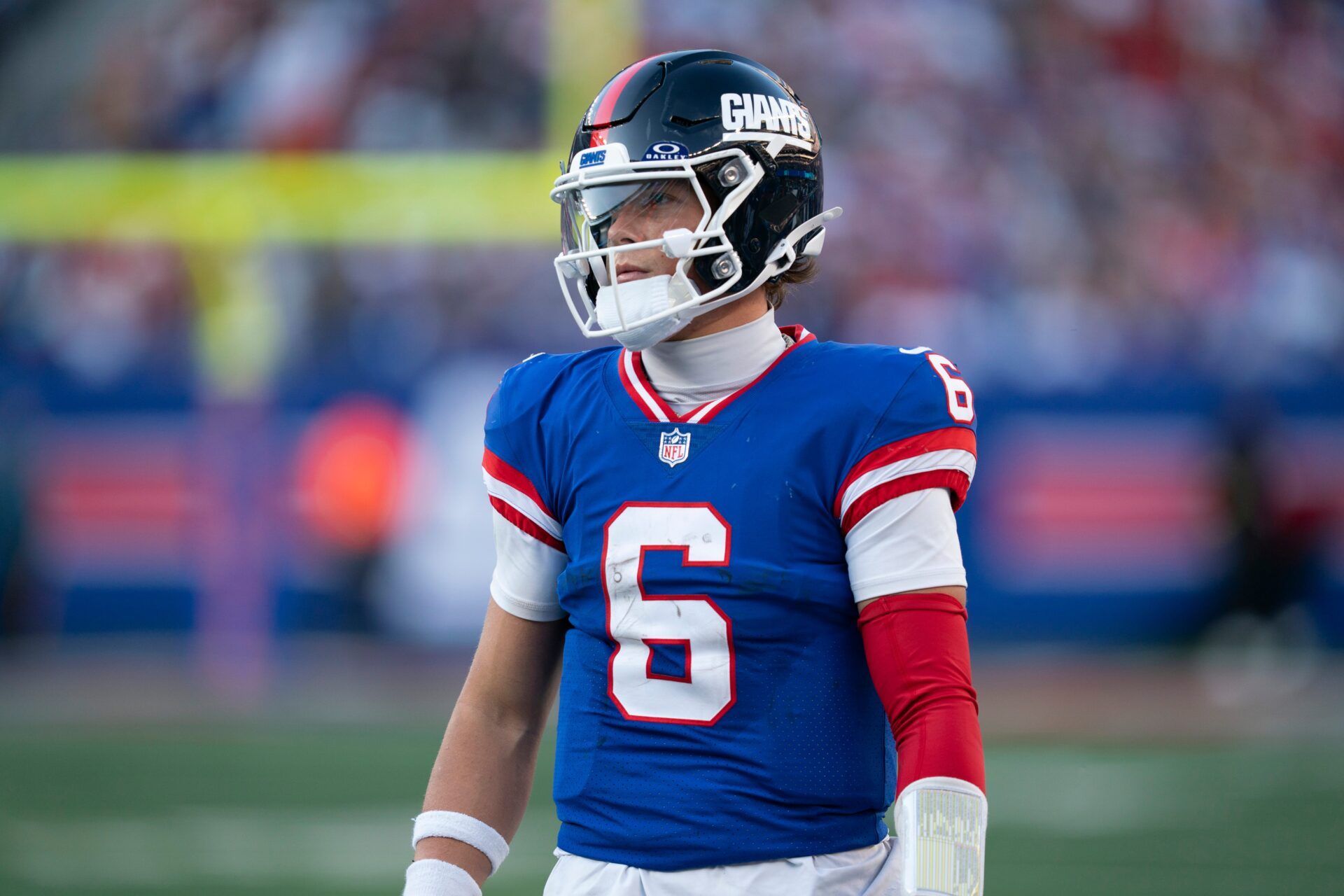 New York Giants quarterback Jaxson Dart (6) gets ready for the offense to take the field during a week 9 game between New York Giants and San Francisco 49ers at MetLife Stadium on Sunday, Nov. 2, 2025.