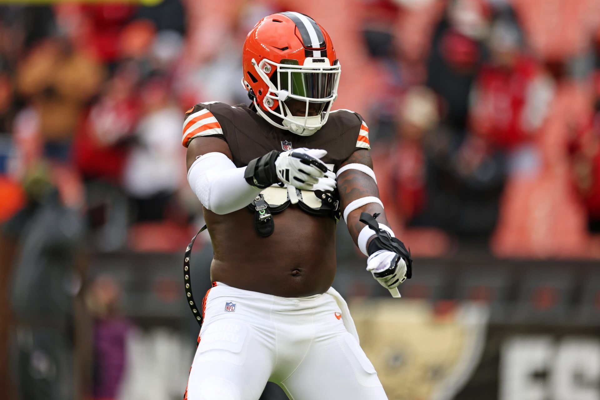 Cleveland Browns tight end David Njoku (85) warms up before the game against the San Francisco 49ers at Huntington Bank Field.