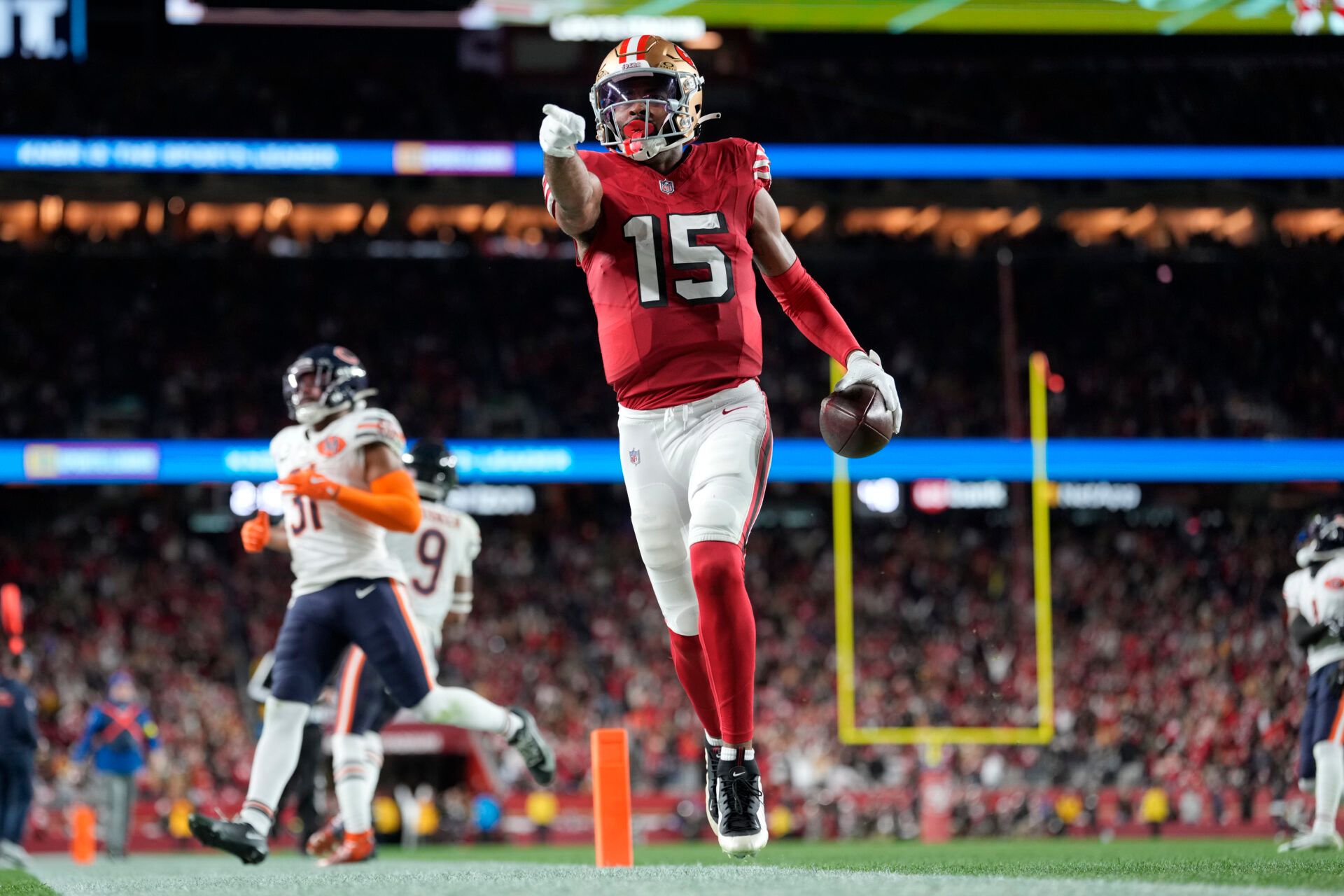 San Francisco 49ers wide receiver Jauan Jennings (15) runs to score a touchdown against the Chicago Bears in the second half at Levi's Stadium.