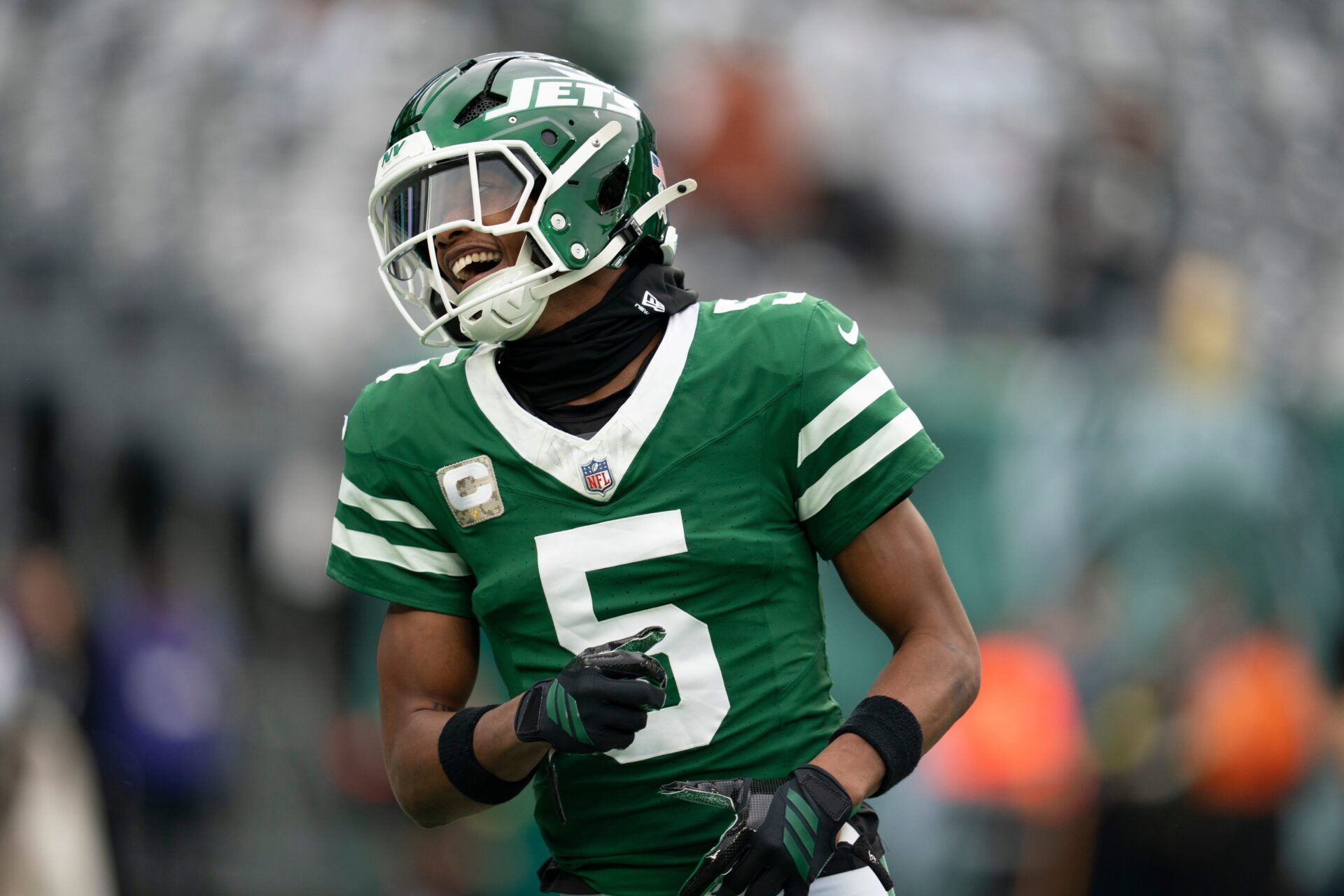 New York Jets wide receiver Garrett Wilson (5) warms up during an NFL Week 10 game between the New York Jets and the Cleveland Browns at MetLife Stadium on Sunday, Nov. 9, 2025.