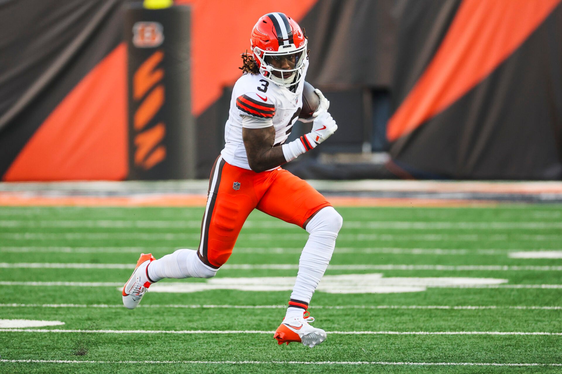 Cleveland Browns wide receiver Jerry Jeudy (3) runs for yards after catch against the Cincinnati Bengals during the third quarter at Paycor Stadium.