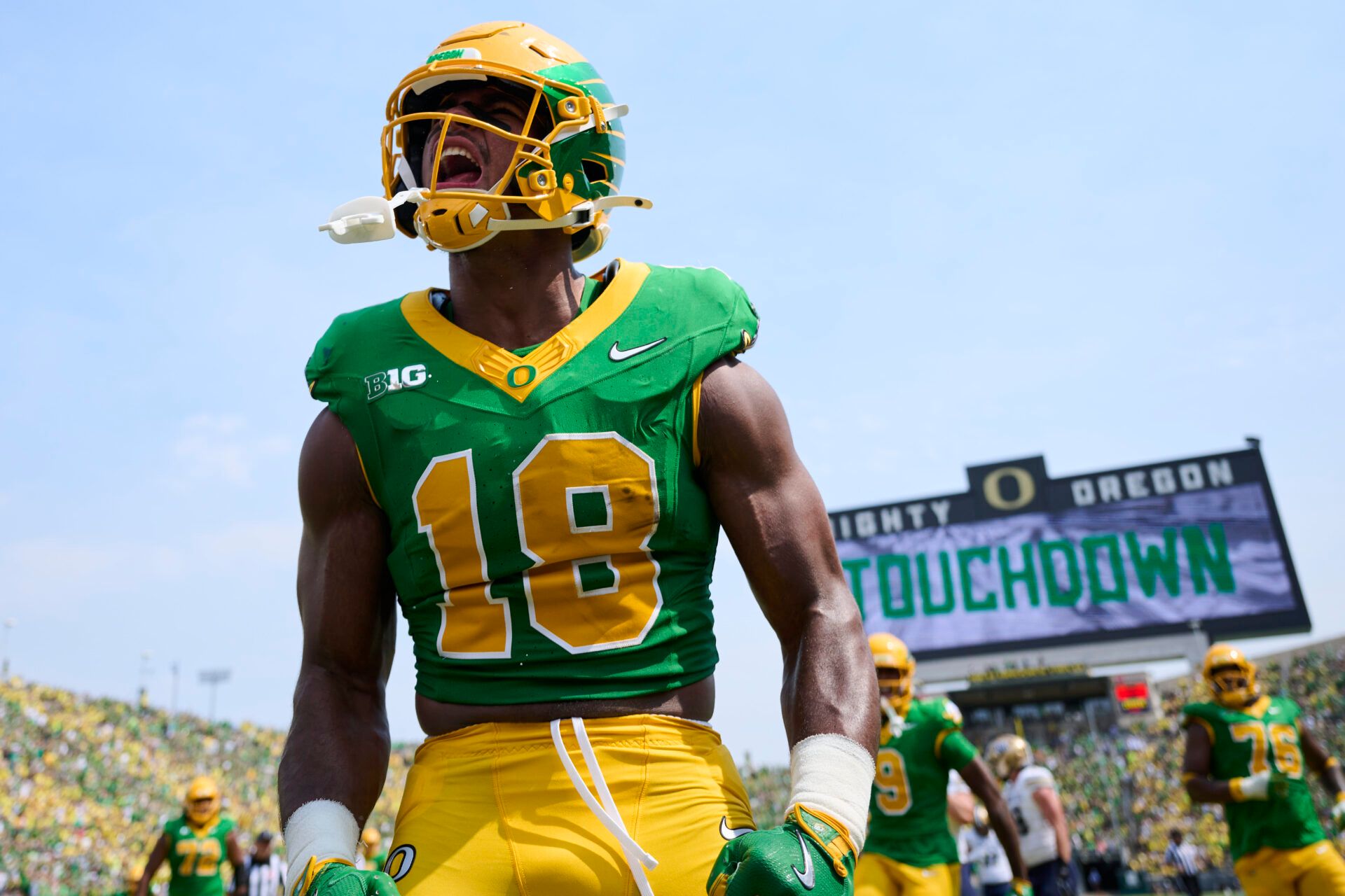 Oregon Ducks tight end Kenyon Sadiq (18) celebrates after scoring a touchdown during the first half against the Montana State Bobcats at Autzen Stadium.