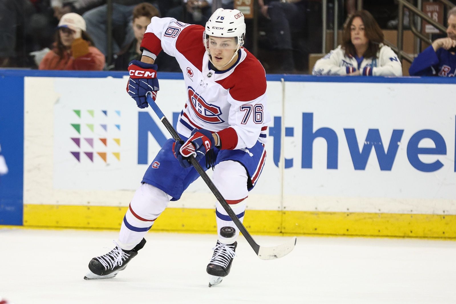 Montréal Canadiens right wing Zachary Bolduc (76) controls the puck in the first period against the New York Rangers at Madison Square Garden.