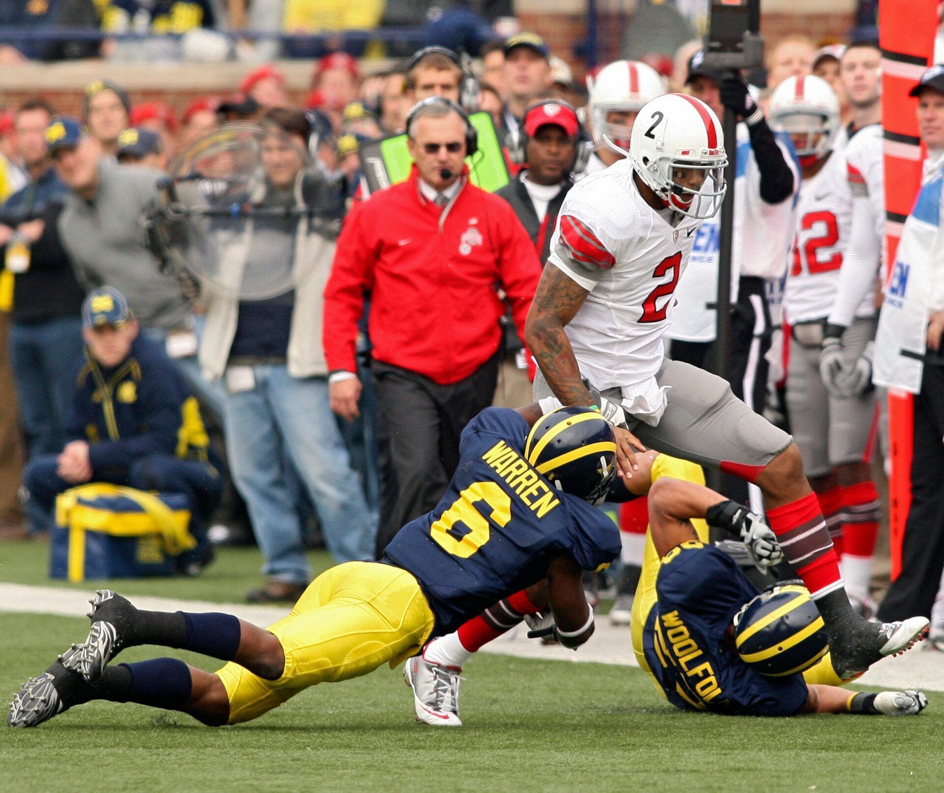 Ohio State's Terrelle Pryor splits two Michigan defenders Michigan's Donovan Warren and Troy Woolfolk during the 2nd quarter of their NCAA game at Michigan Stadium, November 21, 2009.