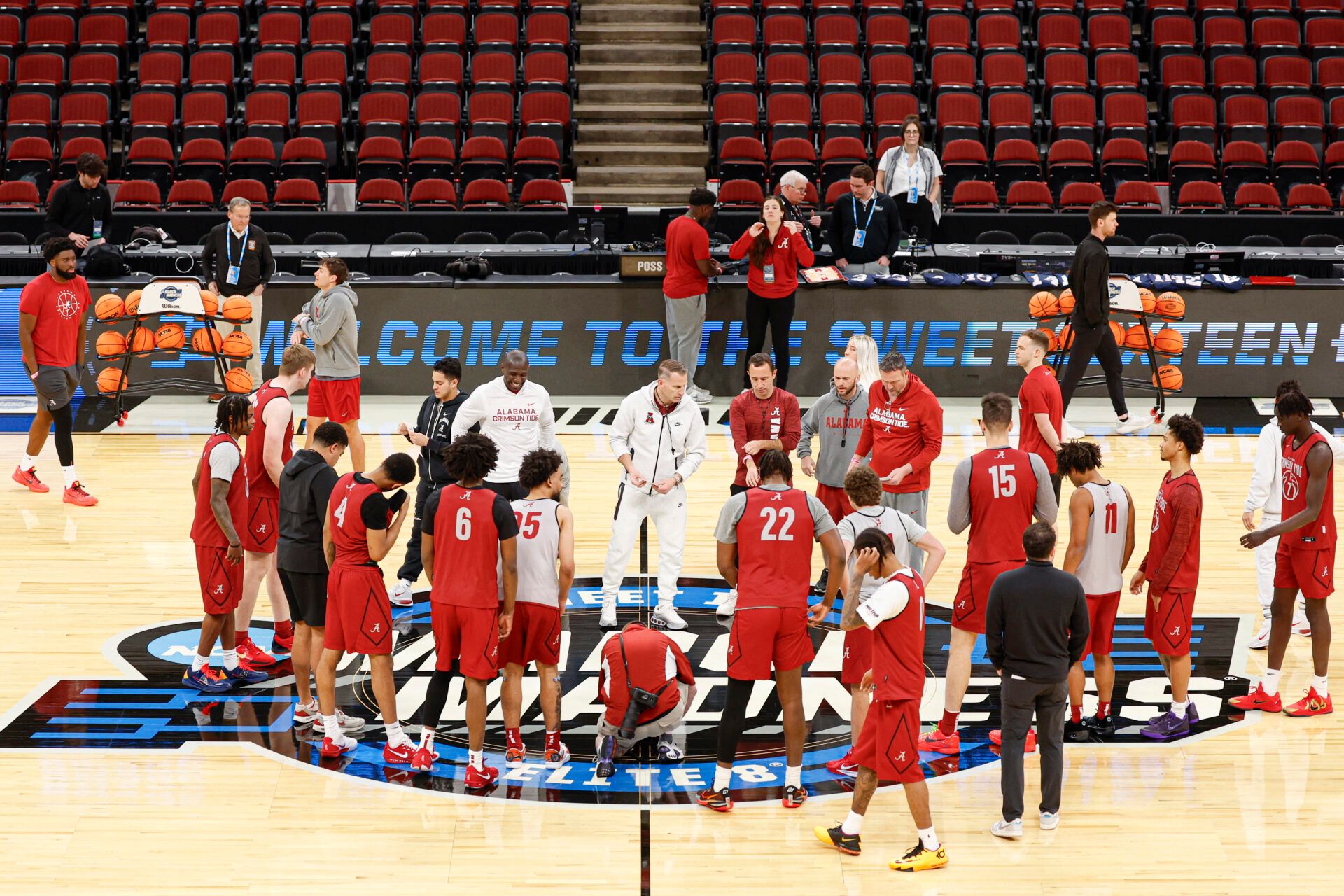 Alabama Crimson Tide head coach Nate Oats talks to his players during a practice session ahead of the Midwest regional of the men's 2026 NCAA Tournament at United Center.