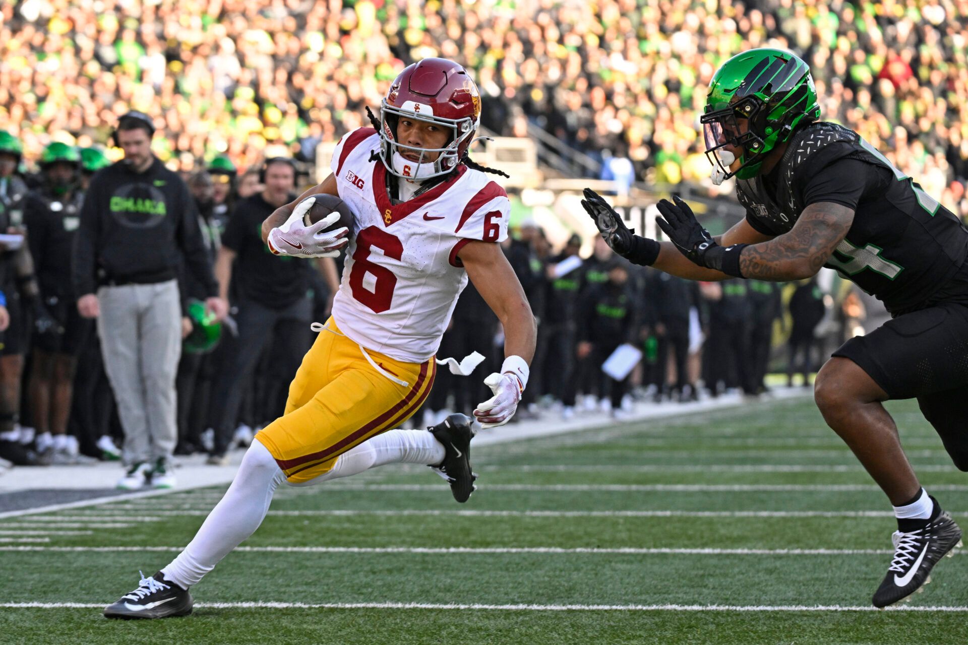 Southern California Trojans wide receiver Makai Lemon (6) catches a pass for a touch down during the first half against the Oregon Ducks at Autzen Stadium.