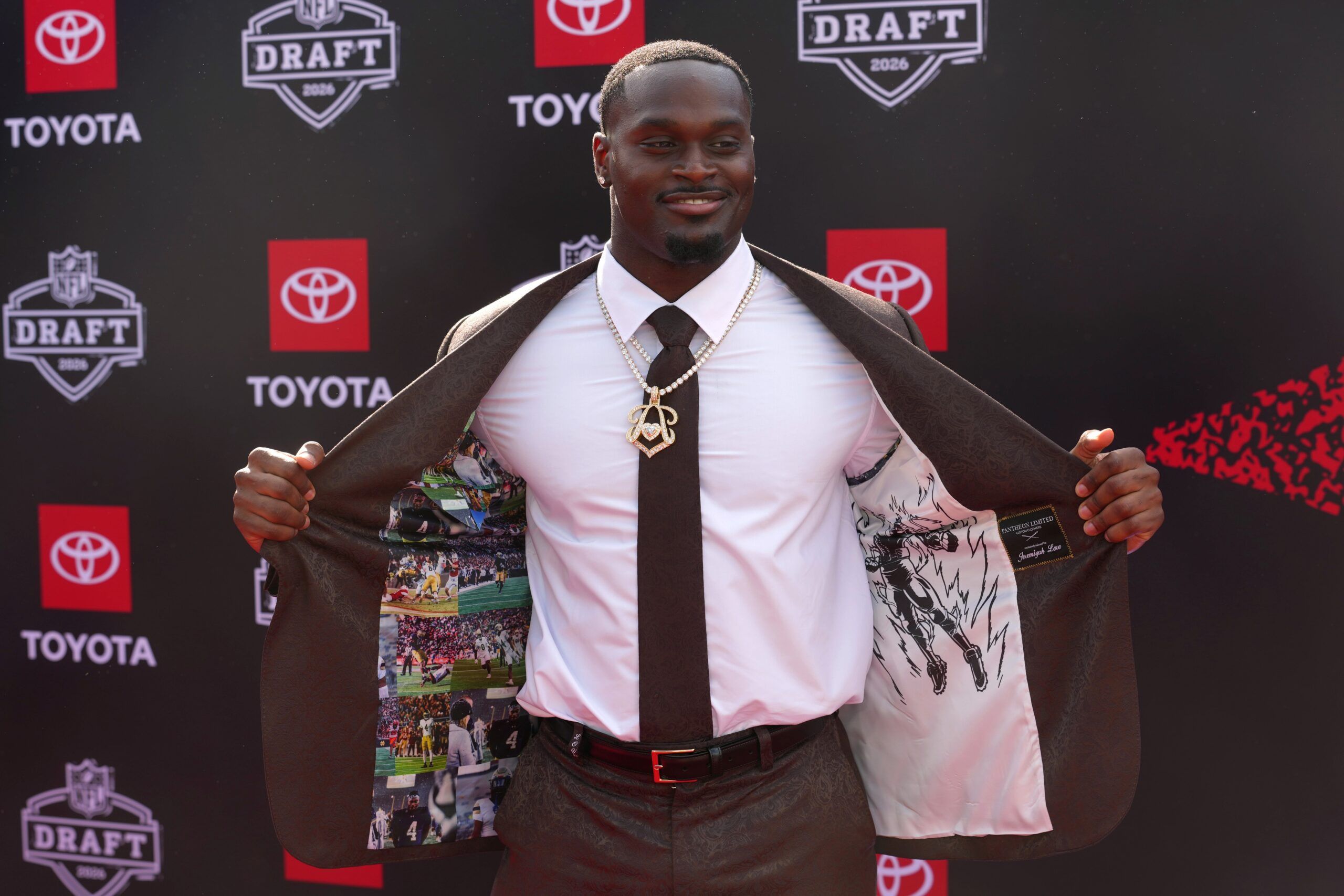 Headline: Jeremiyah Love NFL Draft Photos: Notre Dame RB Stuns on Red Carpet With Parents Jason and L’Tyona