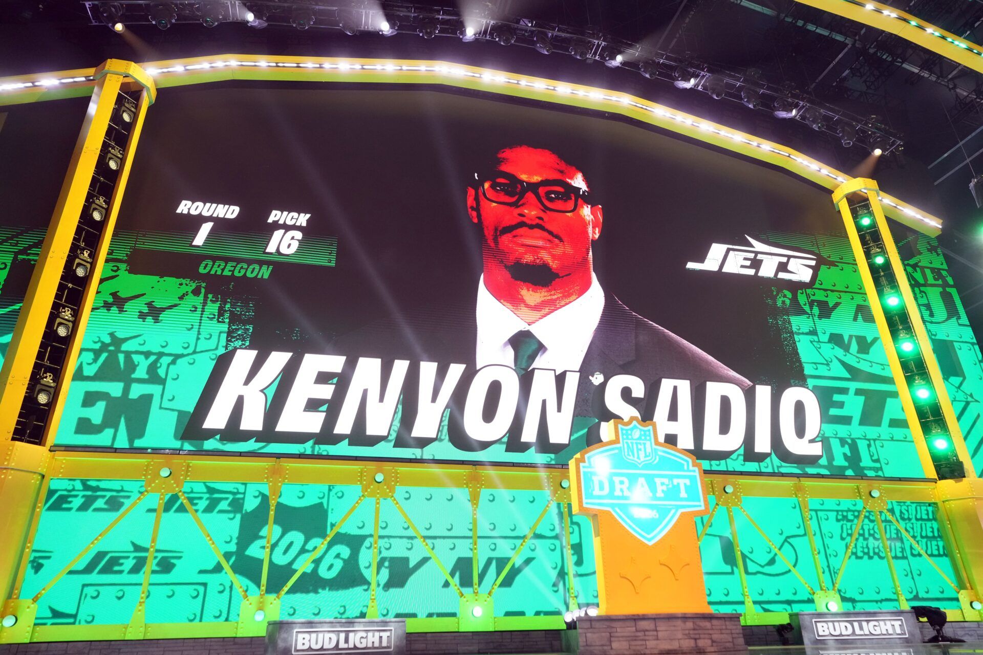 Oregon Ducks tight end Kenyon Sadiq is selected by the New York Jets as the number 16 pick during the 2026 NFL Draft at Acrisure Stadium.