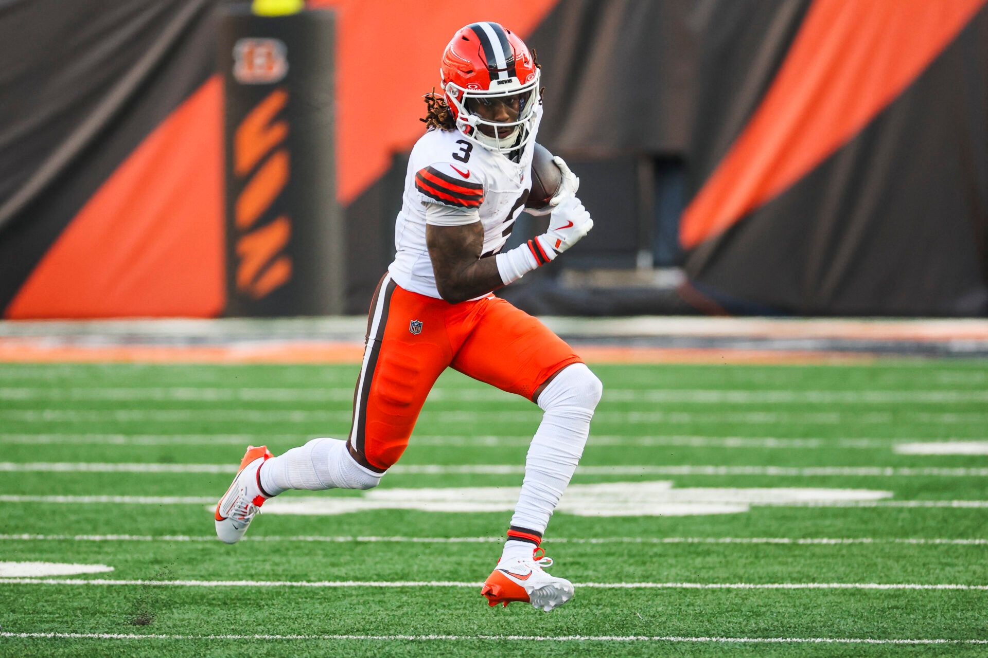 Cleveland Browns wide receiver Jerry Jeudy (3) runs for yards after catch against the Cincinnati Bengals during the third quarter at Paycor Stadium.